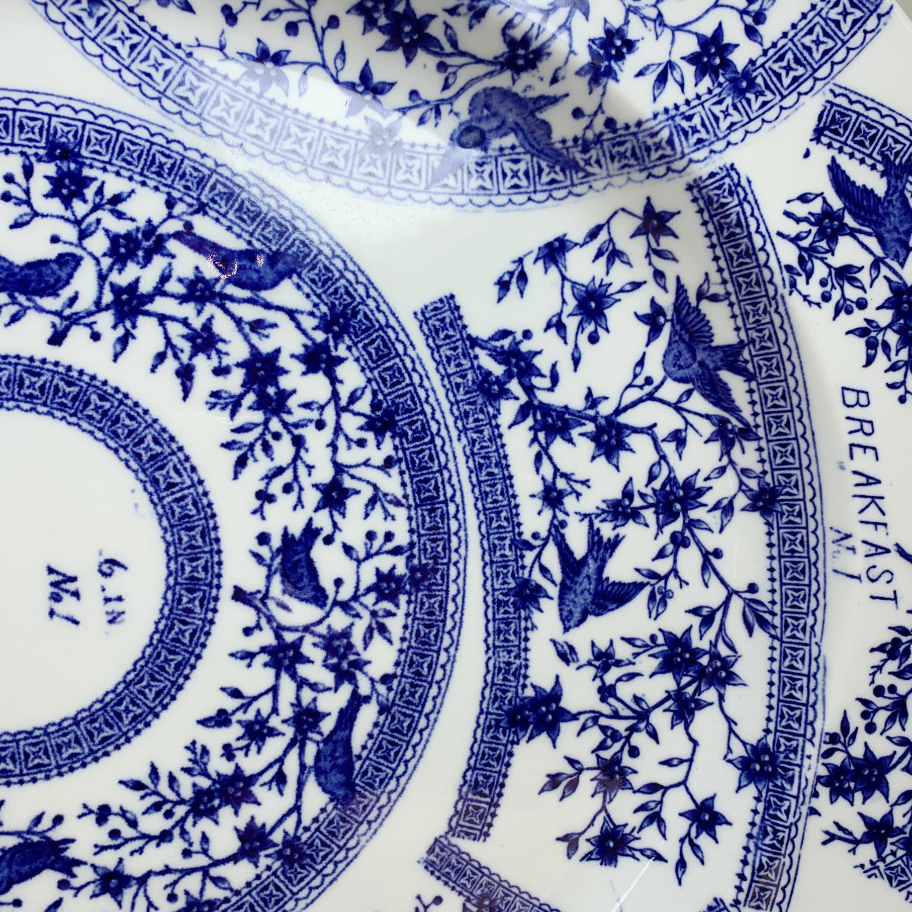 Plato con Patrón de Muestras Azul y Blanco S. XIX Derby Inglaterra en venta 4