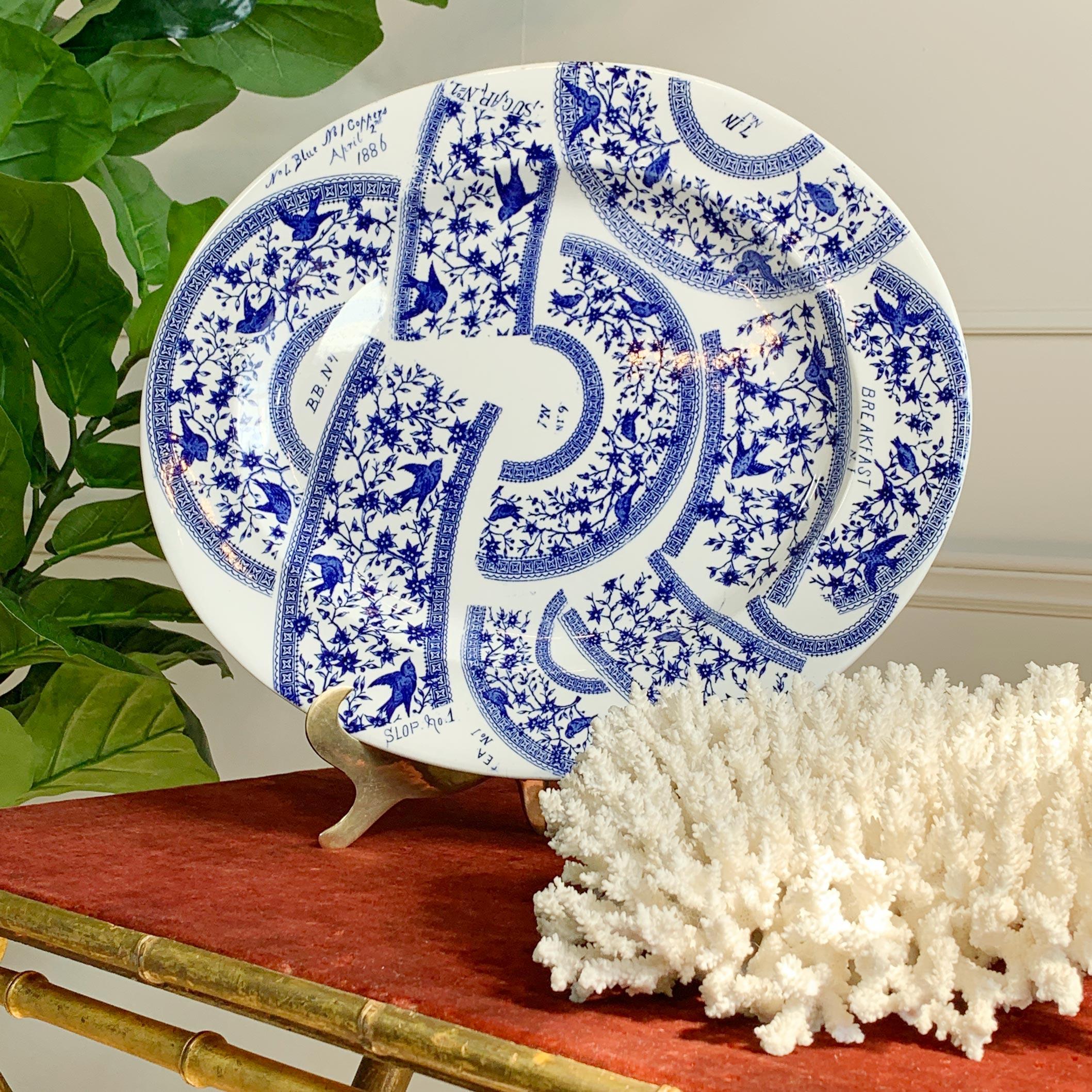 Rarísimo e inusual plato de muestra azul y blanco de la fábrica de cerámica Derby (más tarde Royal Crown Derby), con diseño de transferencia que data de finales del siglo XIX, aunque es más probable que el plato en sí sea uno anterior que se fabricó