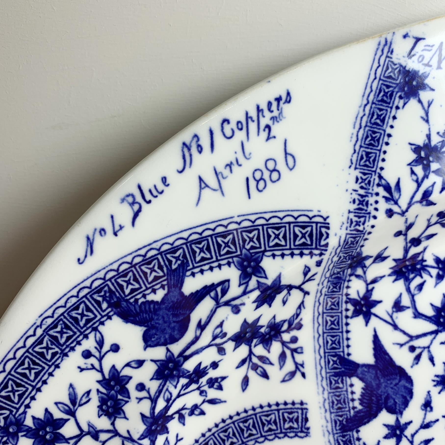 Plato con Patrón de Muestras Azul y Blanco S. XIX Derby Inglaterra Inglés en venta