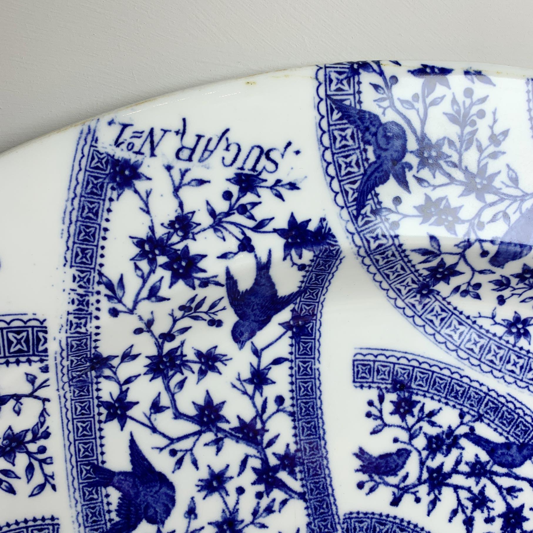 Plato con Patrón de Muestras Azul y Blanco S. XIX Derby Inglaterra Hecho a mano en venta