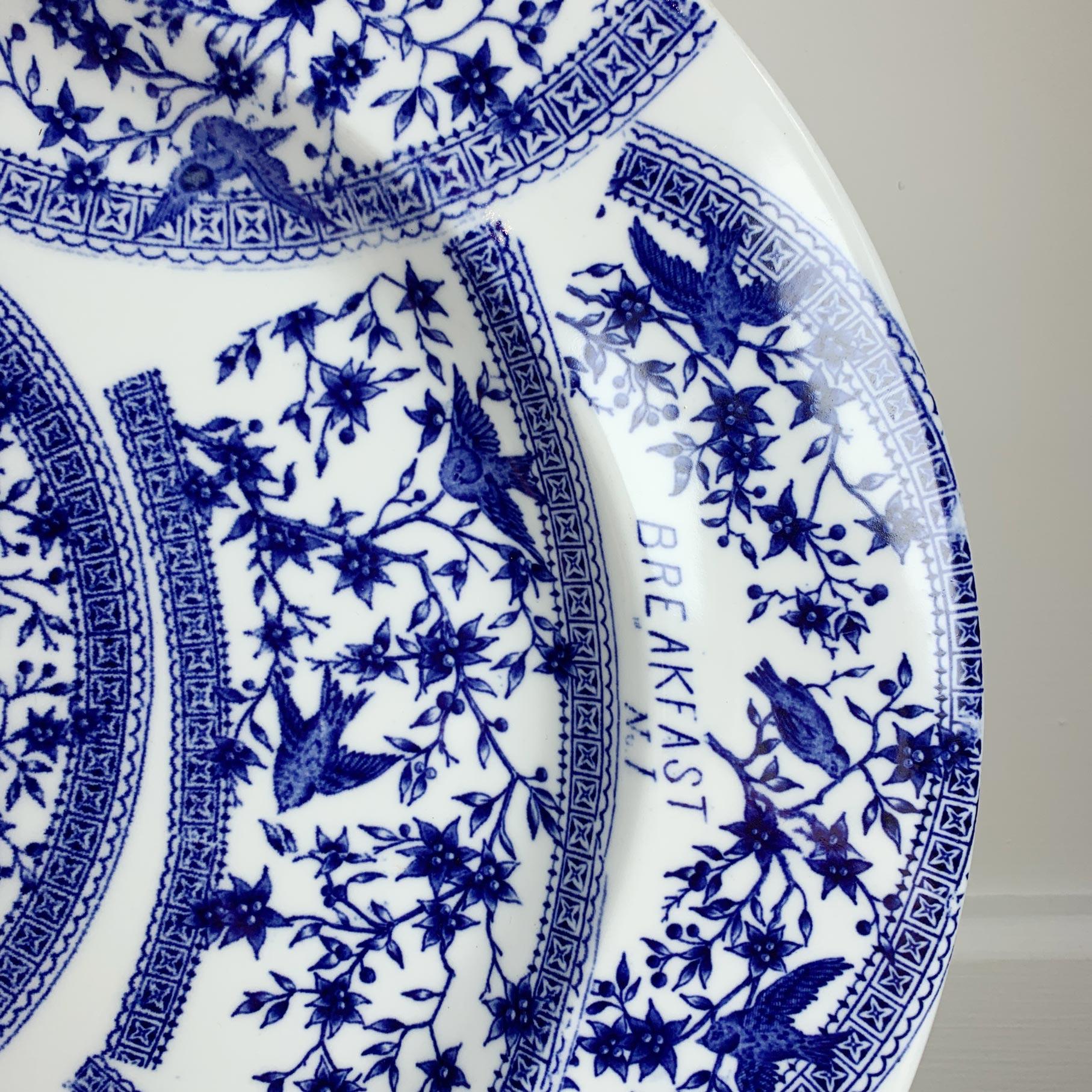 Plato con Patrón de Muestras Azul y Blanco S. XIX Derby Inglaterra en Bueno estado para la venta en Hastings, GB