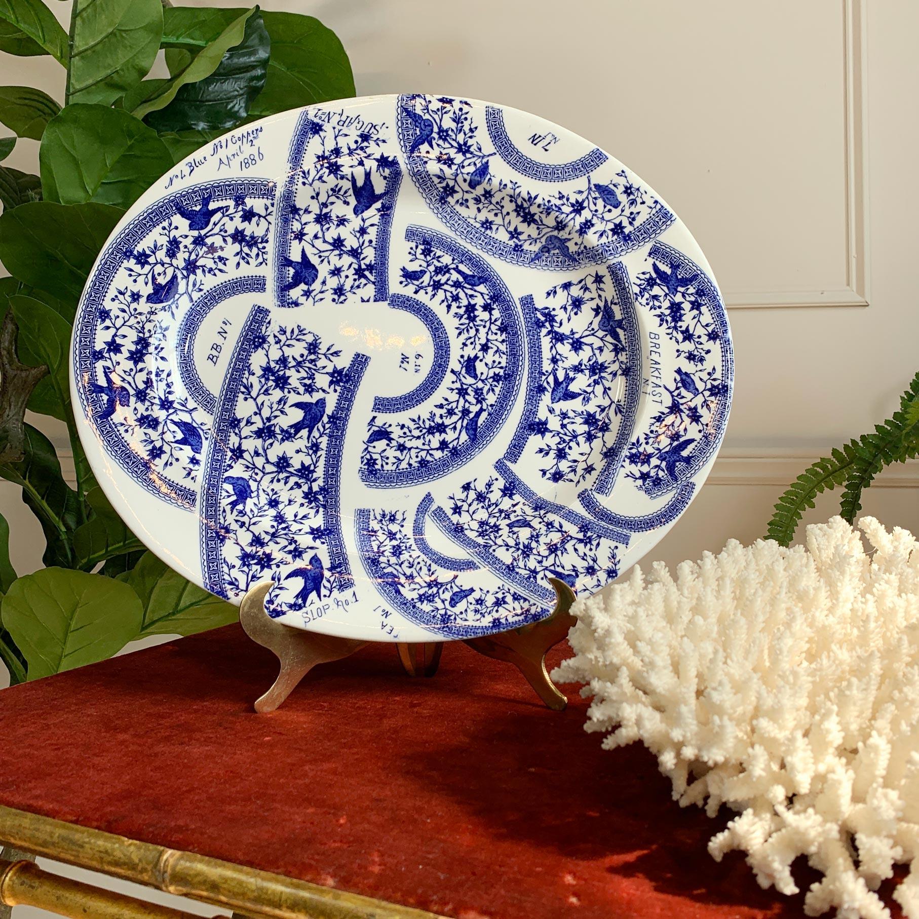 Plato con Patrón de Muestras Azul y Blanco S. XIX Derby Inglaterra Mediados del siglo XIX en venta