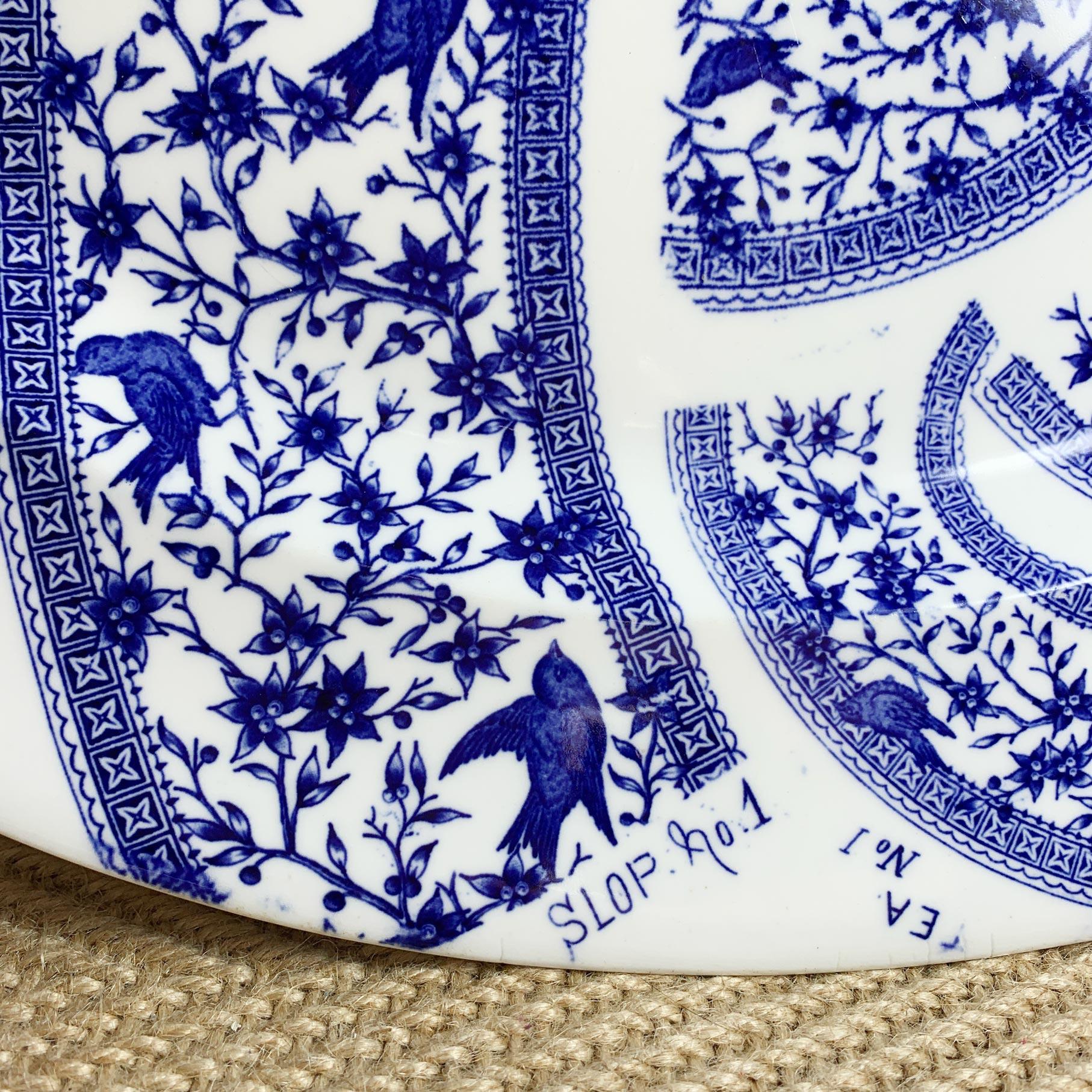 Plato con Patrón de Muestras Azul y Blanco S. XIX Derby Inglaterra en venta 1