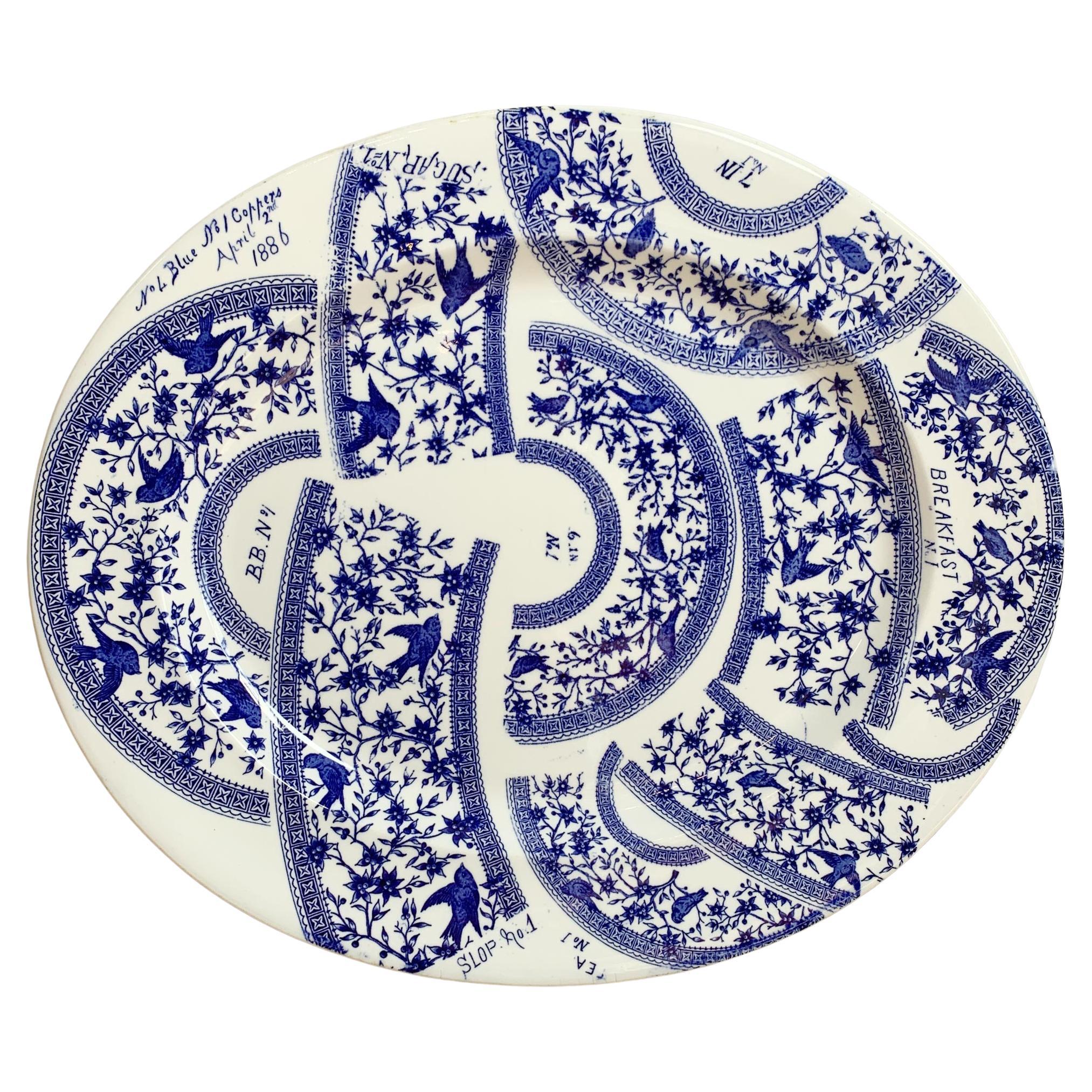 Plato con Patrón de Muestras Azul y Blanco S. XIX Derby Inglaterra en venta