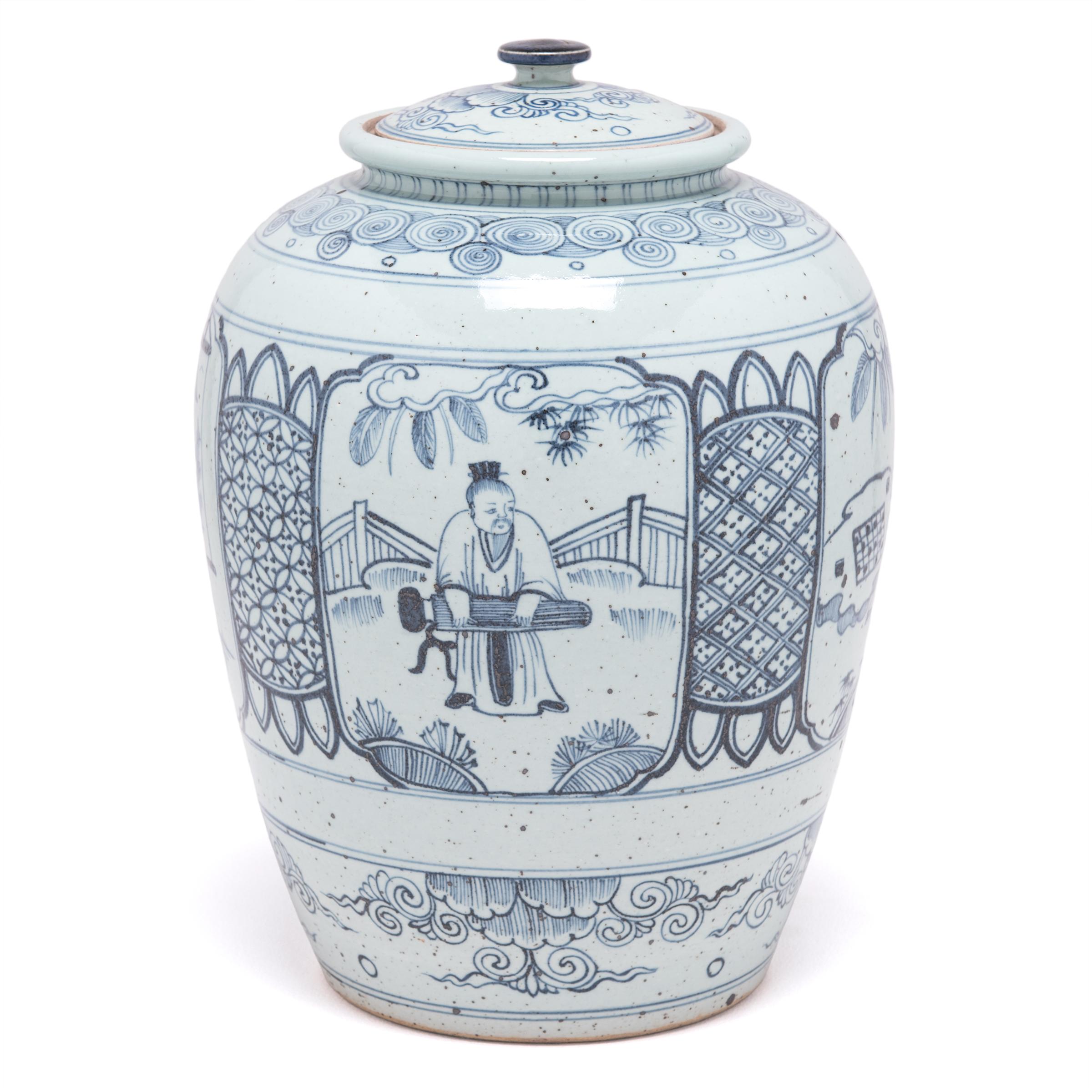 In der altehrwürdigen Tradition der chinesischen Blau-Weiß-Keramik stellt dieses Ingwergefäß mit Deckel einen Mann aus der Qing-Dynastie dar, der sich mit den vier Künsten beschäftigt, die er beherrschen muss, um ein berühmter Gelehrter zu werden.
