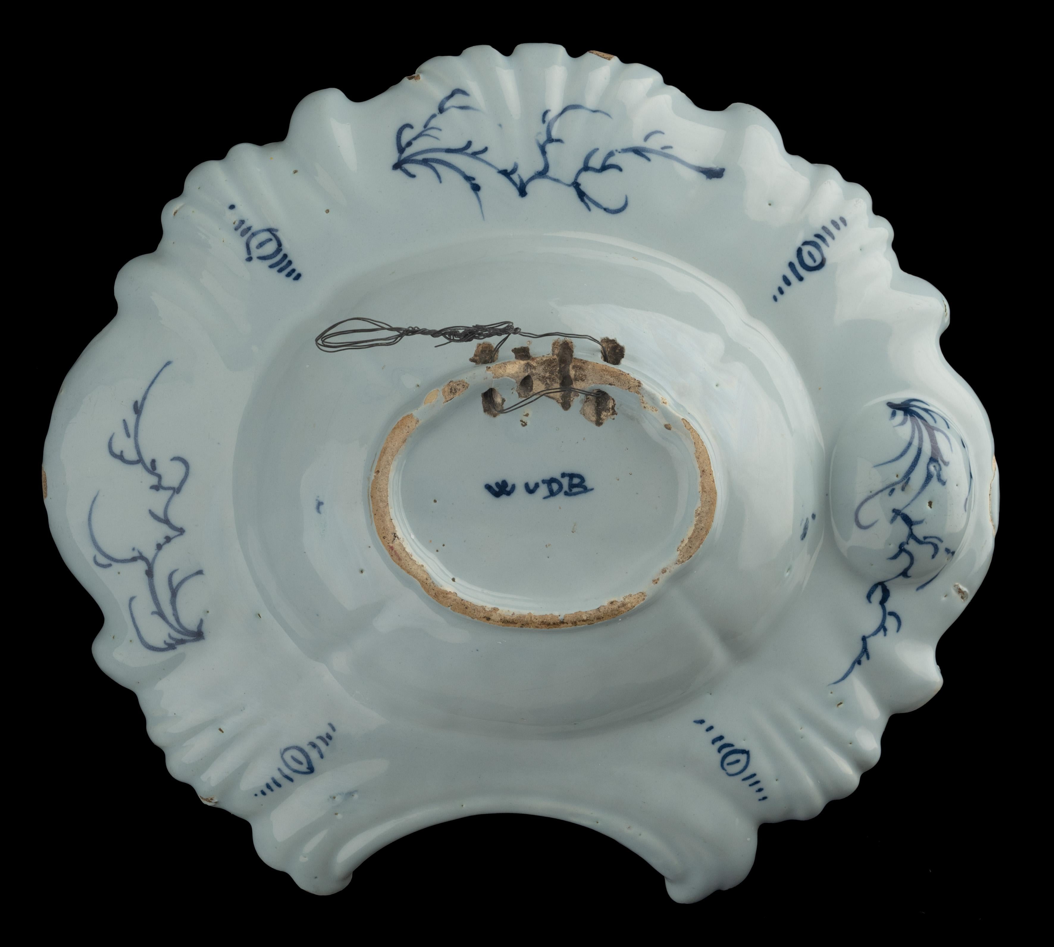Dutch Blue and white shaving bowl with flute-playing putto Delft, 1759-1771 For Sale