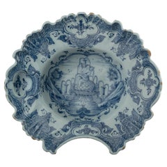 Blaue und weiße Schattierungsschale mit kanneliertem Putto Delft, 1759-1771