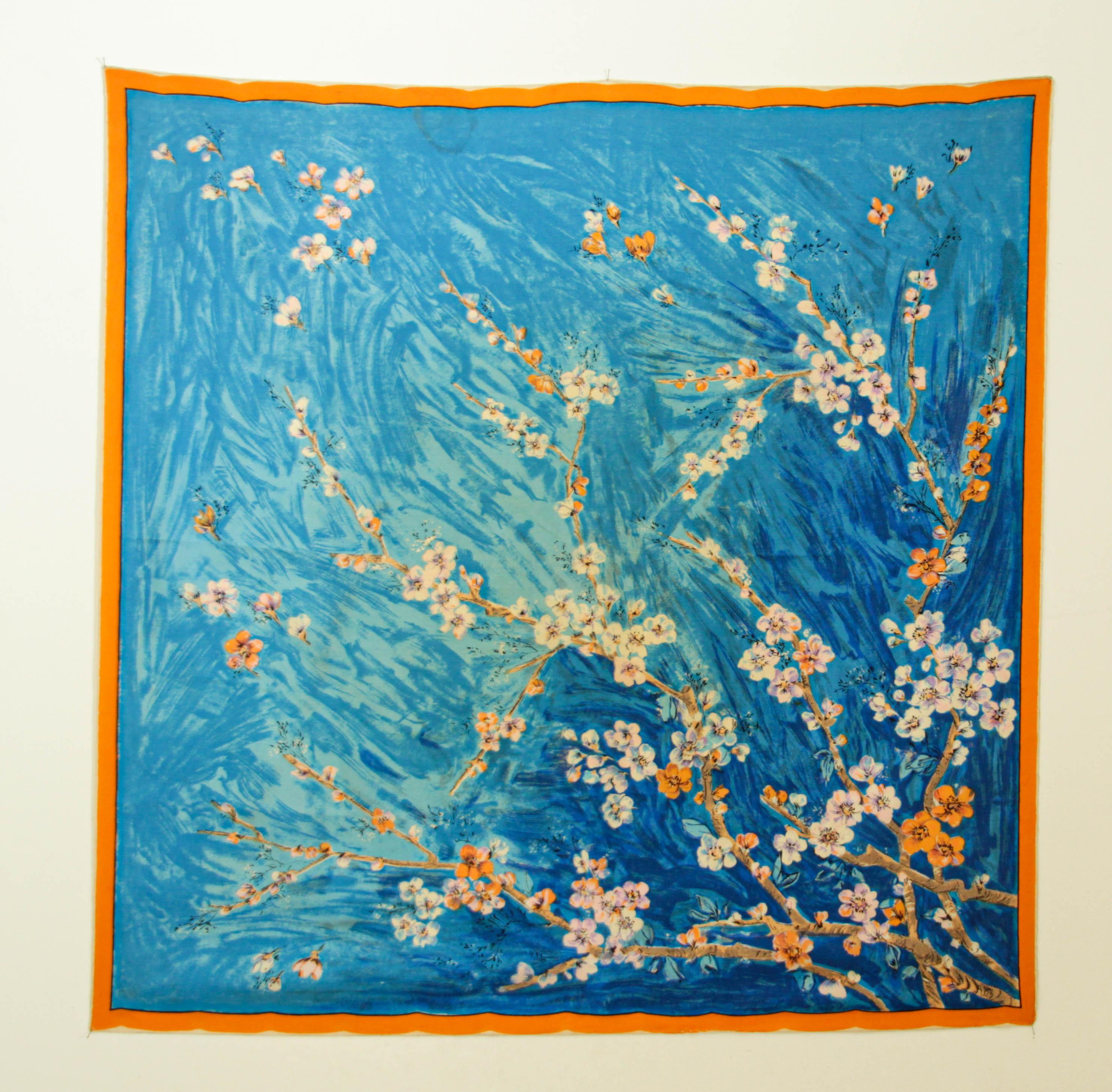Sciarpa di seta blu e bianca con l'iconico dipinto di Vincent van Gogh sui fiori di mandorlo in vendita 5