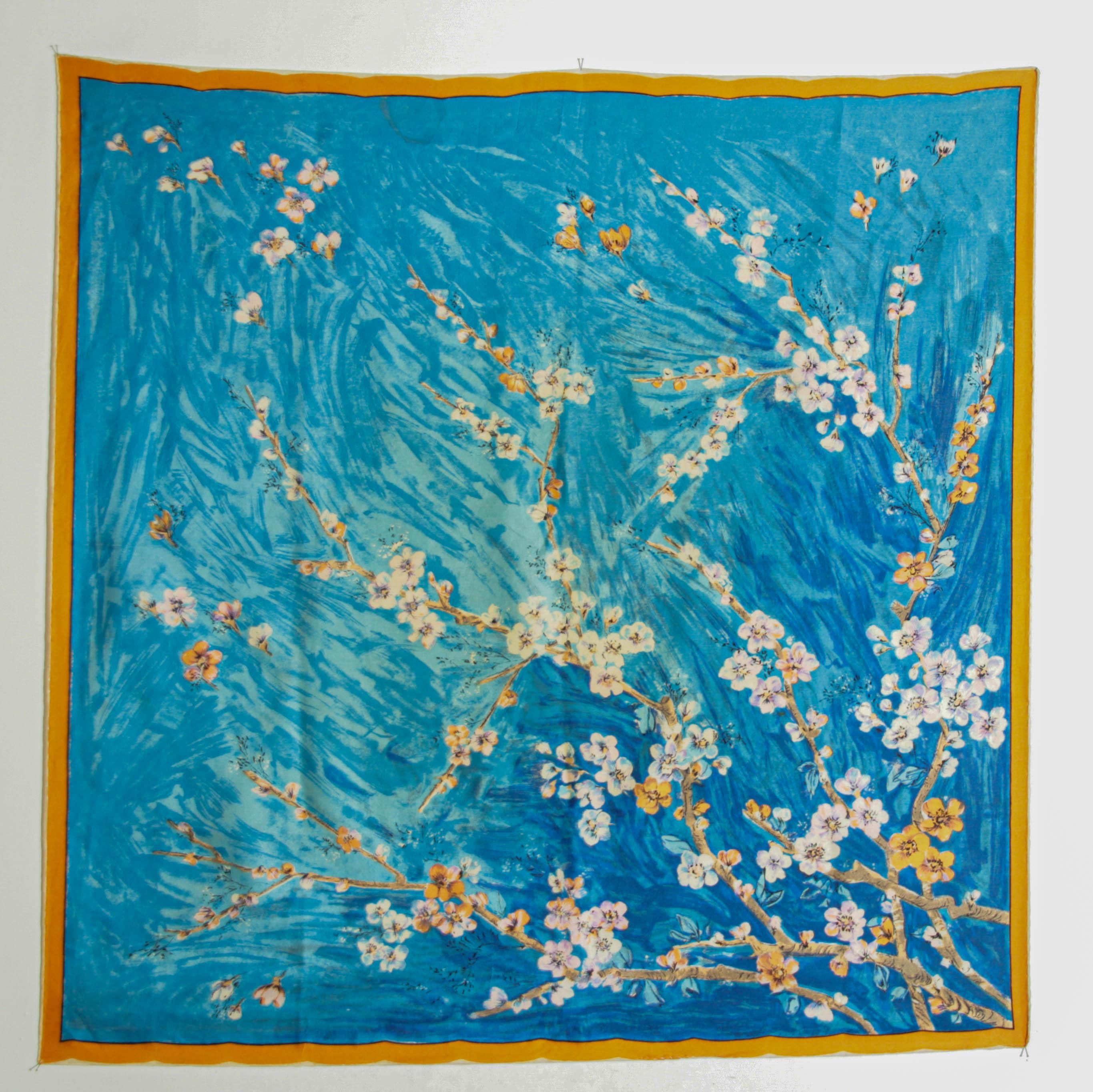 Sciarpa di seta blu e bianca con l'iconico dipinto di Vincent van Gogh sui fiori di mandorlo in vendita 8
