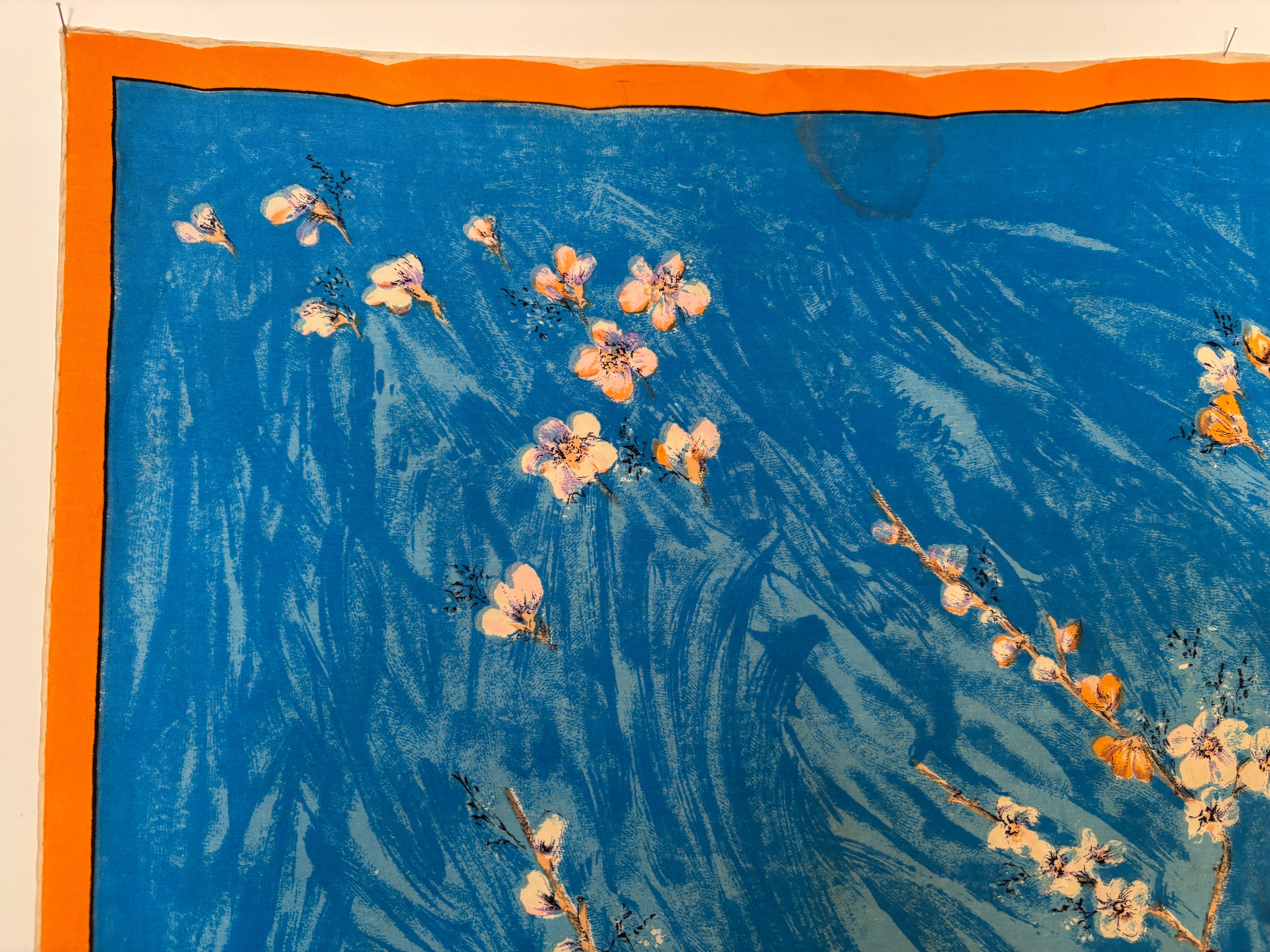 Sciarpa di seta blu e bianca con l'iconico dipinto di Vincent van Gogh sui fiori di mandorlo in vendita 10