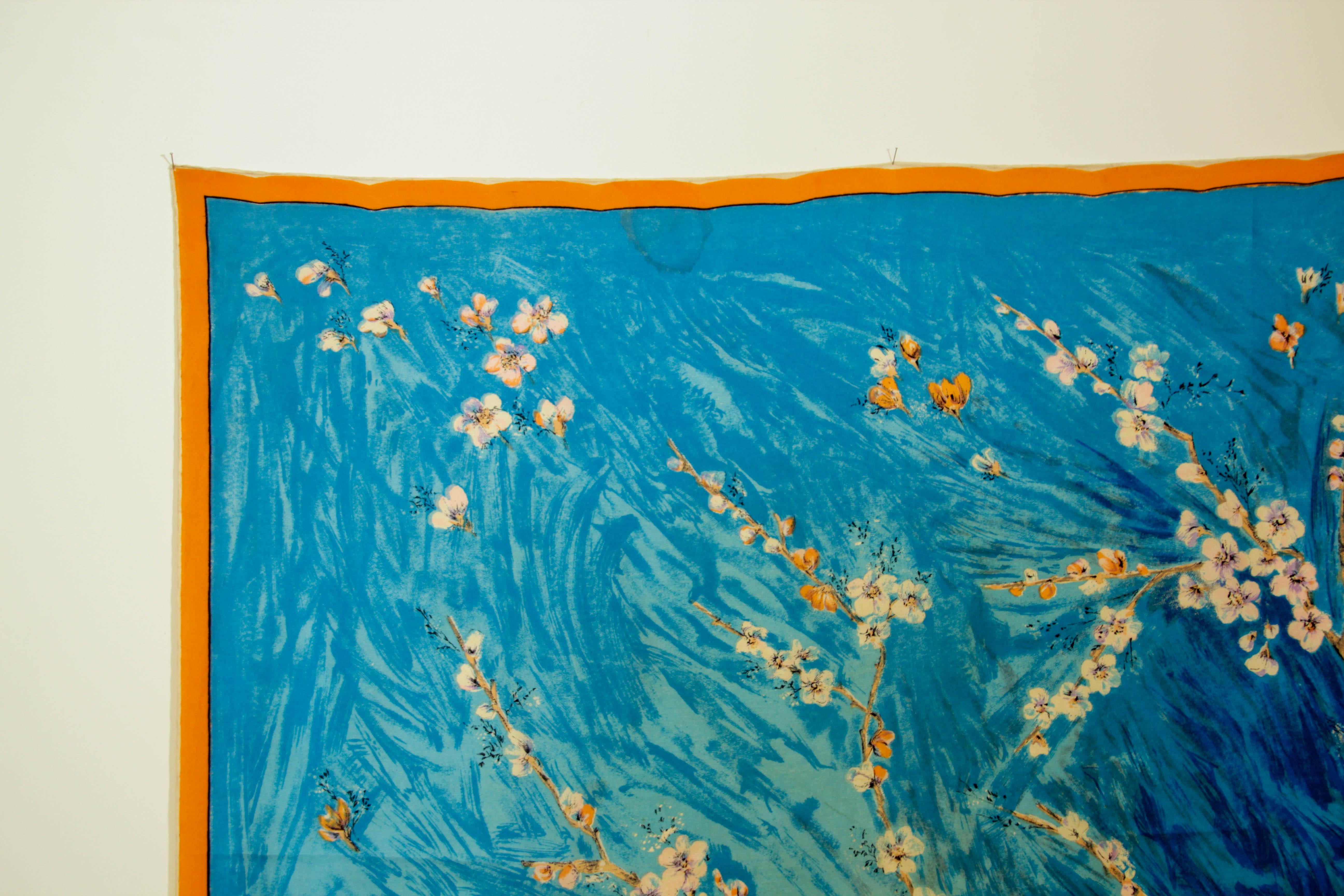 Blu Sciarpa di seta blu e bianca con l'iconico dipinto di Vincent van Gogh sui fiori di mandorlo in vendita