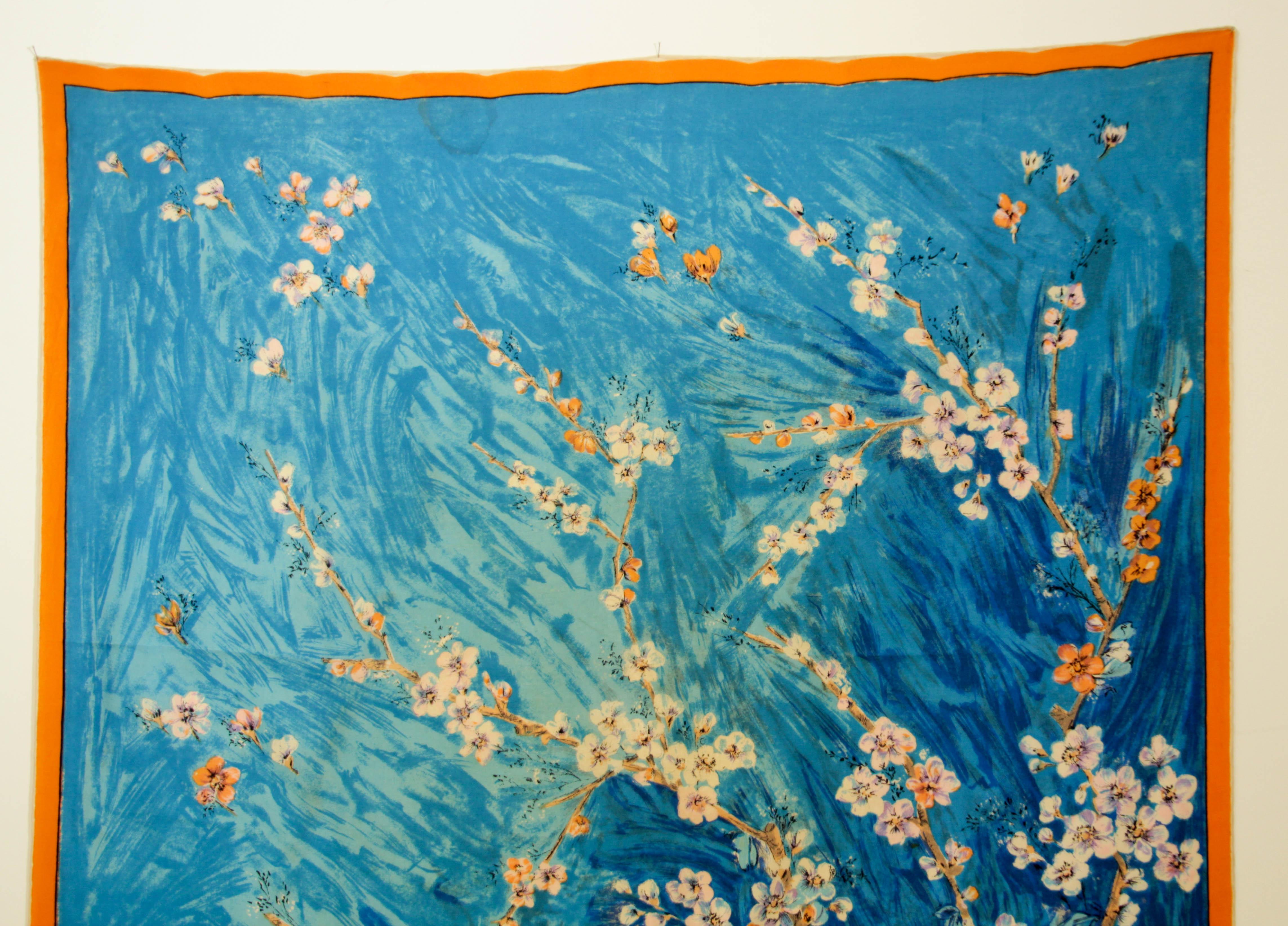 Sciarpa di seta blu e bianca con l'iconico dipinto di Vincent van Gogh sui fiori di mandorlo In condizioni buone in vendita a North Hollywood, CA