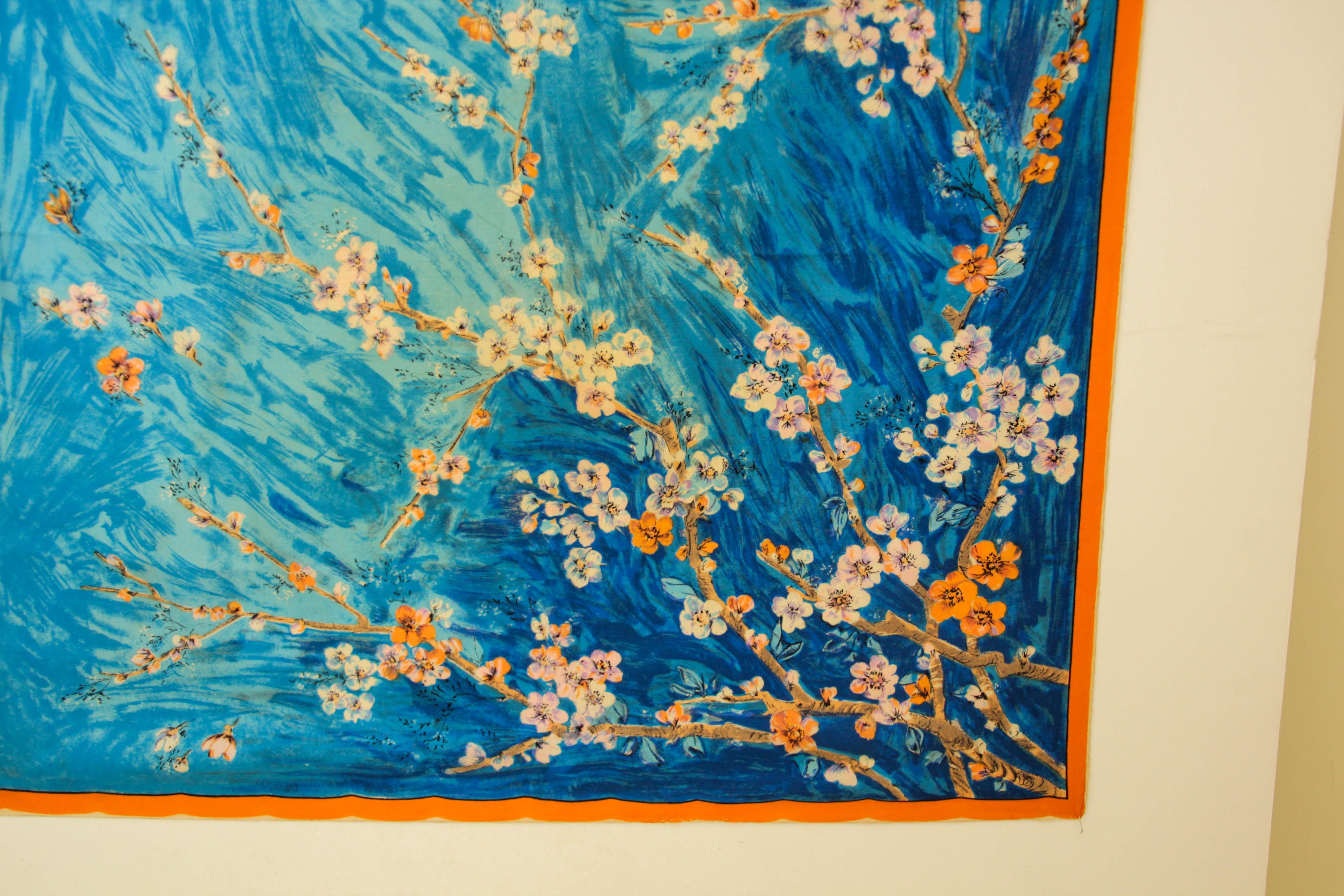 Sciarpa di seta blu e bianca con l'iconico dipinto di Vincent van Gogh sui fiori di mandorlo in vendita 1