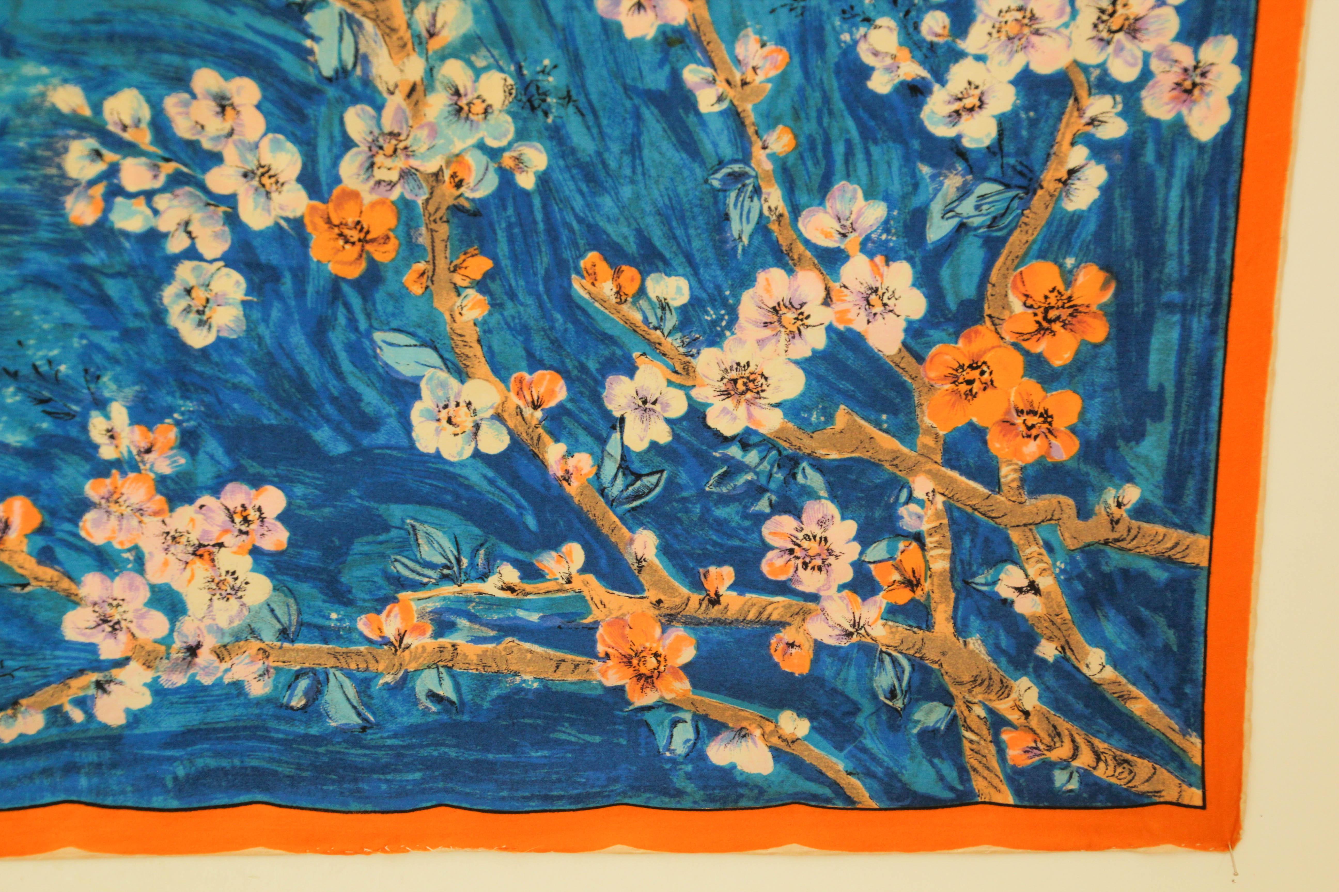 Sciarpa di seta blu e bianca con l'iconico dipinto di Vincent van Gogh sui fiori di mandorlo in vendita 3
