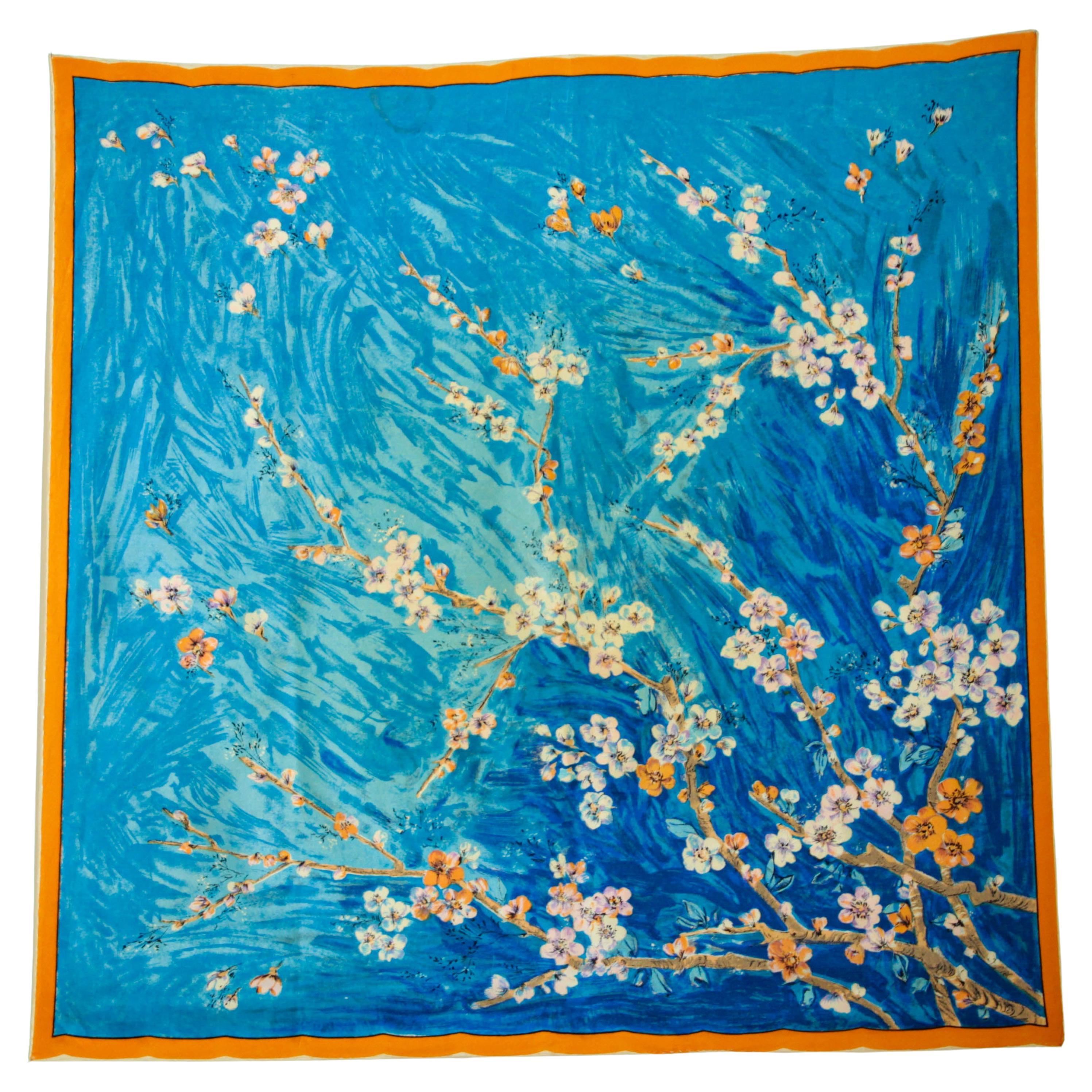 Blauer und weißer Seidenschal mit Vincent van Goghs ikonischem Gemälde in Almondblütenform
