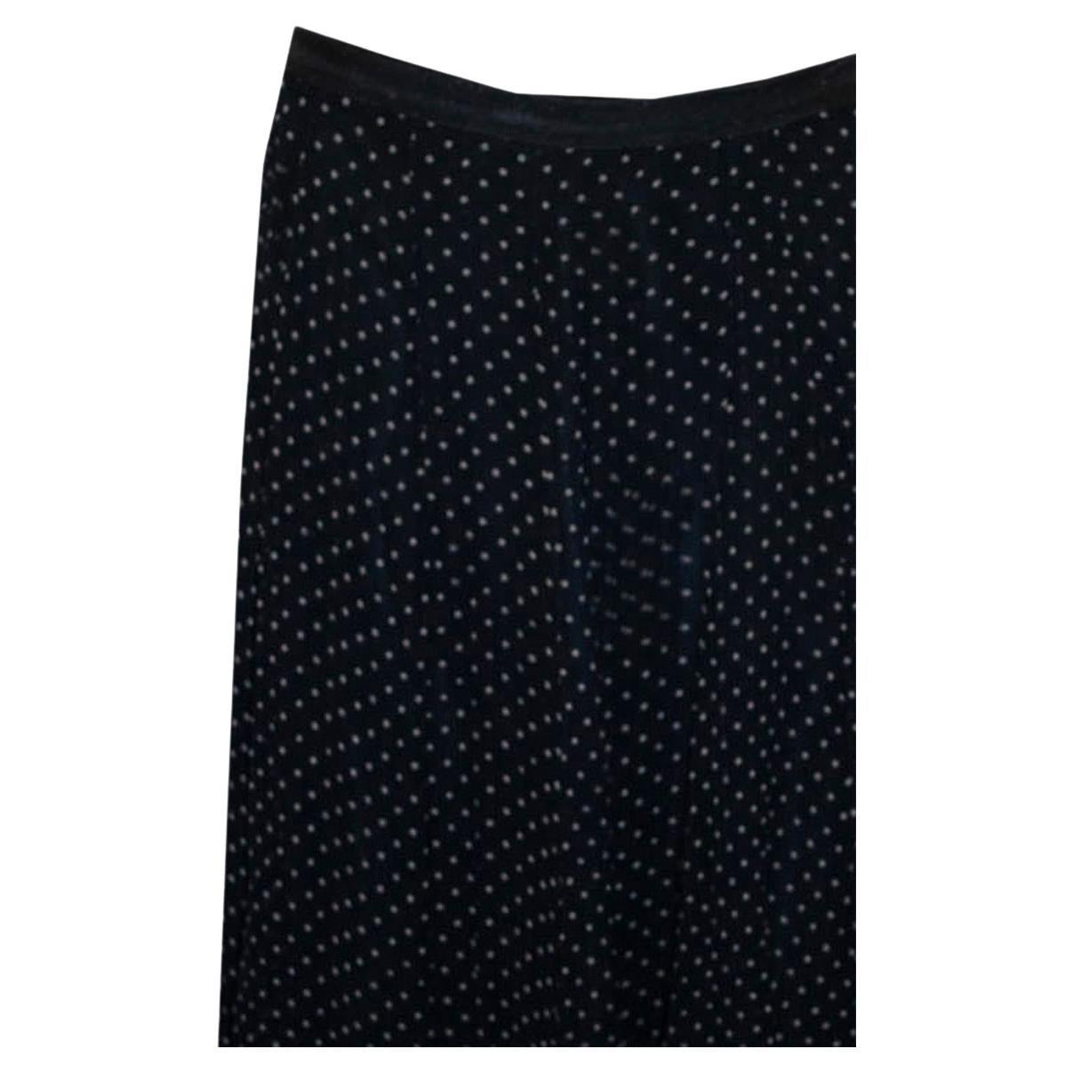A great skirt for Spring /Summer by Nicole Farhi. In a blue silk with white spots and great tailoring, the skirt hangs beautifully. 
it has a side zip opening and is fully lined.
Measurements: waist 29'', length 26''
