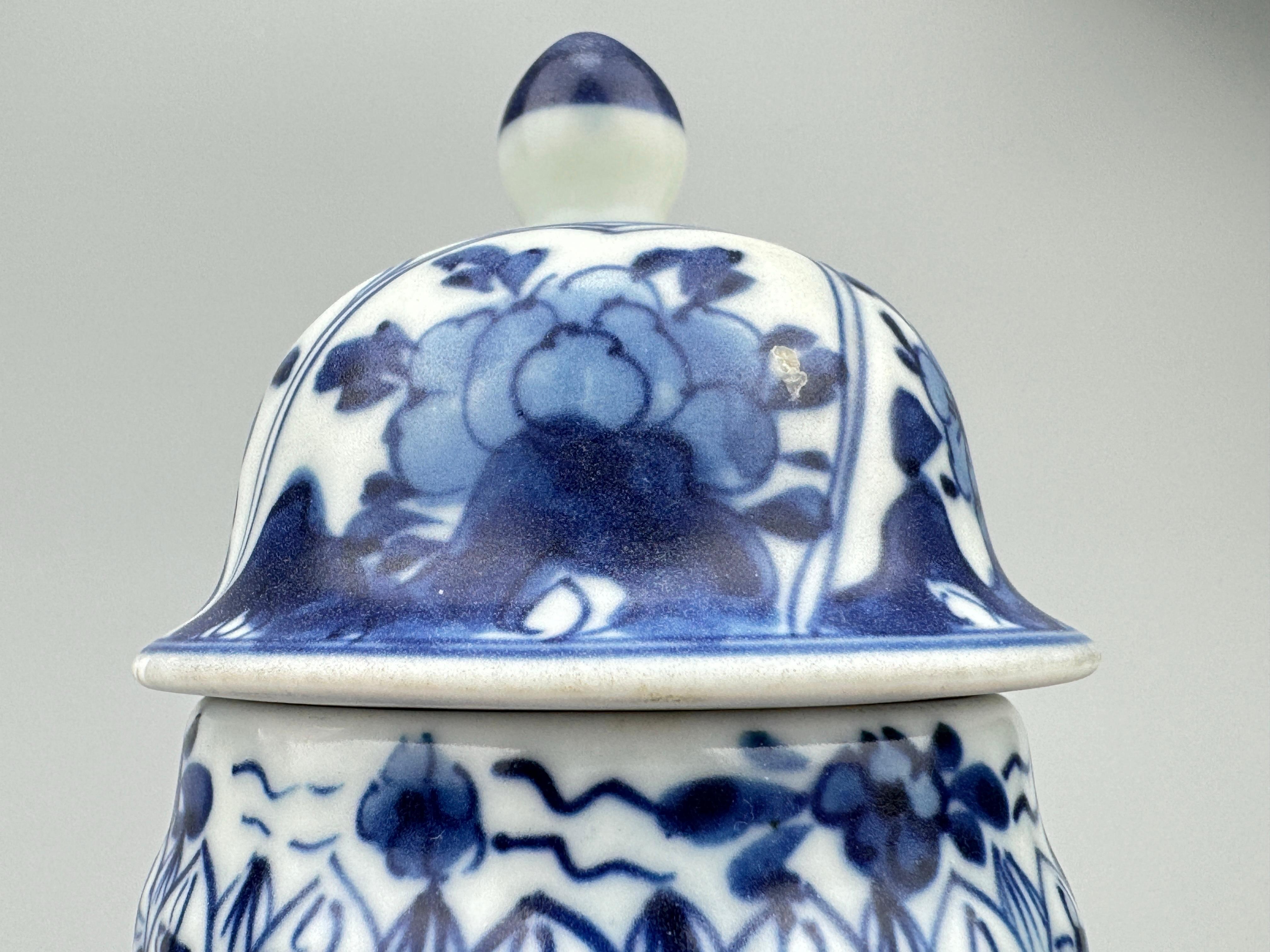 Blaue und weiße Spiralvase, Qing Dynasty, Kangxi Ära, CIRCA 1690 im Angebot 2