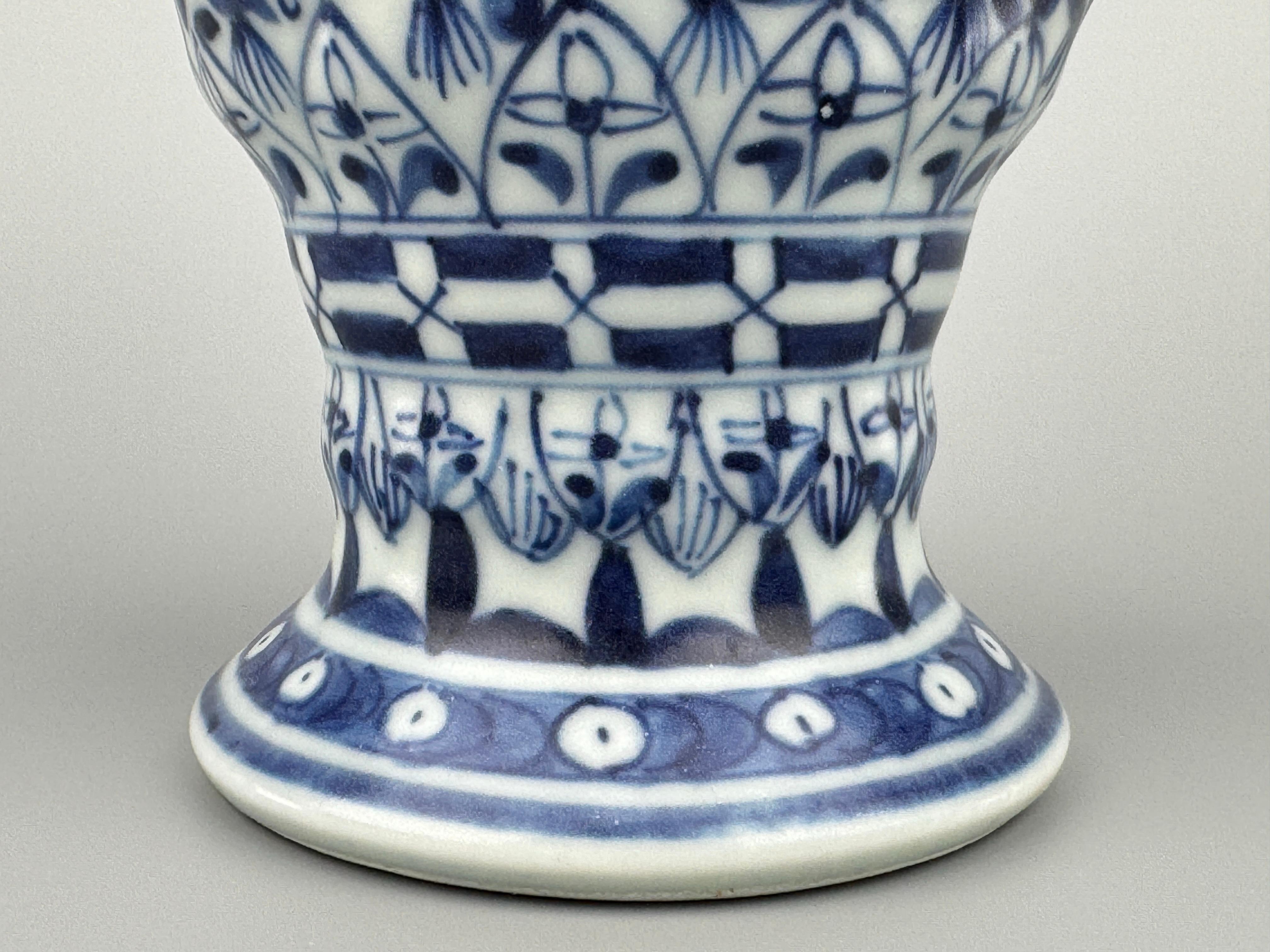 Blaue und weiße Spiralvase, Qing Dynasty, Kangxi Ära, CIRCA 1690 im Angebot 4