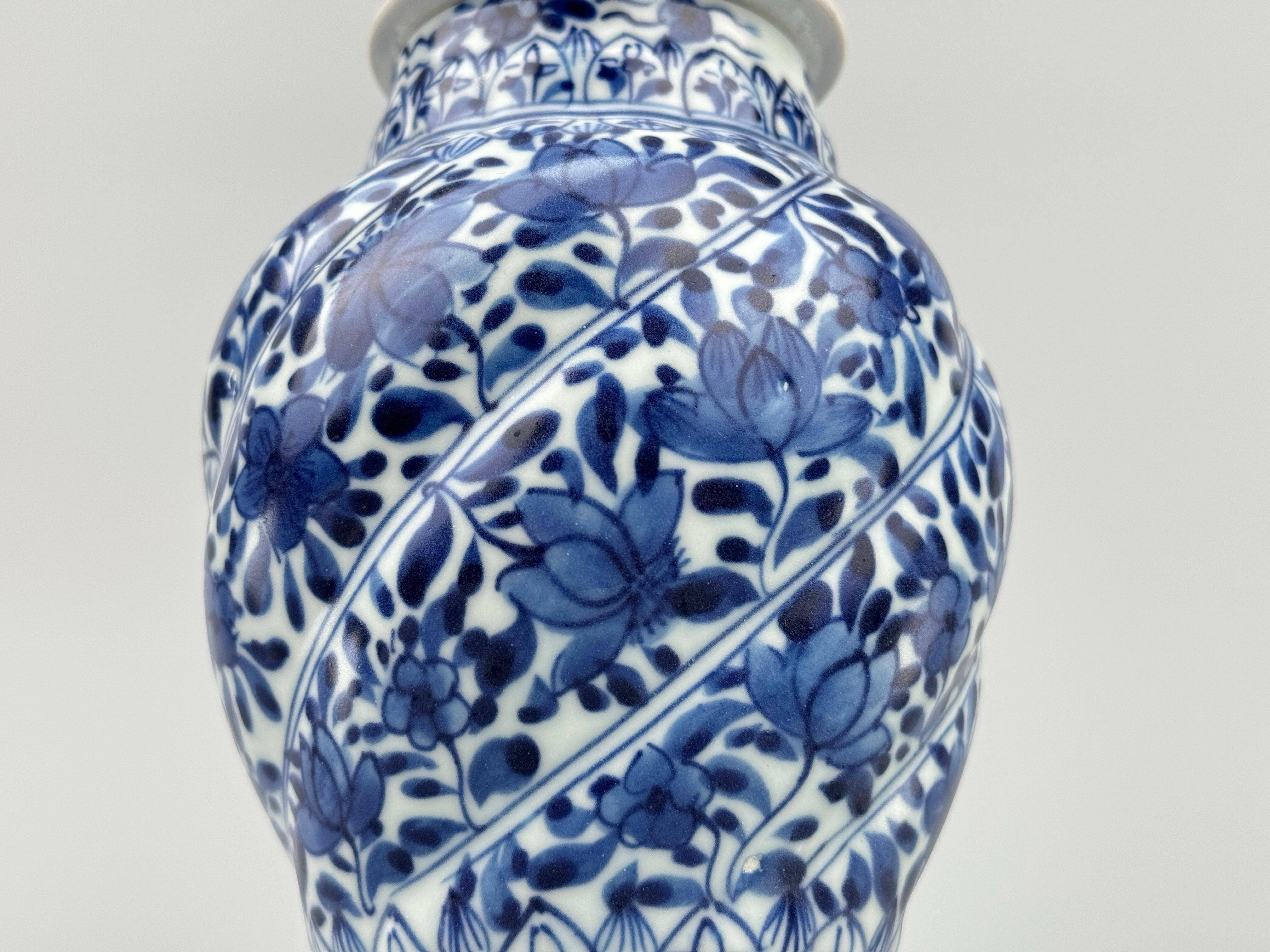 Blue And White Spiral Vase, Qing Dynasty, Kangxi Era, Circa 1690 For Sale 3