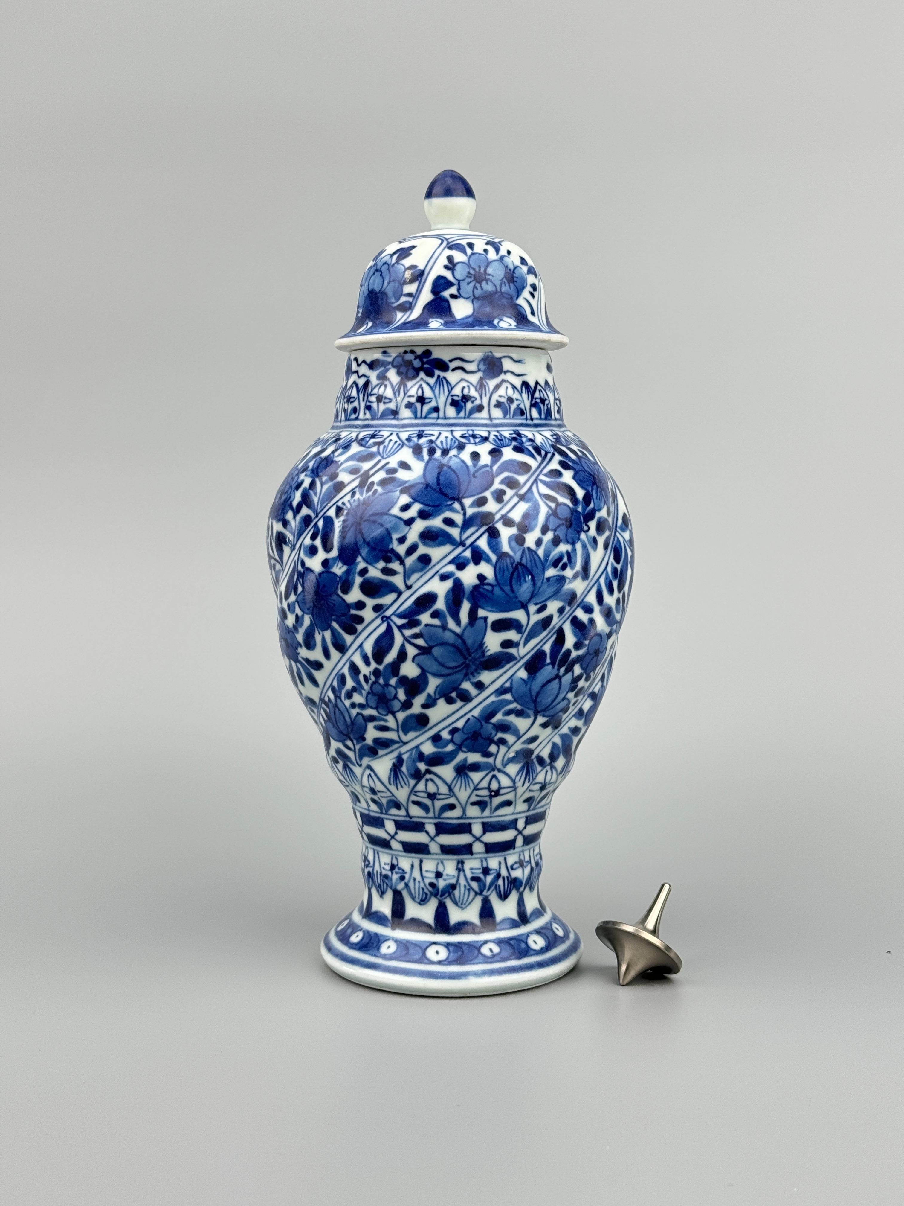 Blaue und weiße Spiralvase, Qing Dynasty, Kangxi Ära, CIRCA 1690 (Chinesisch) im Angebot