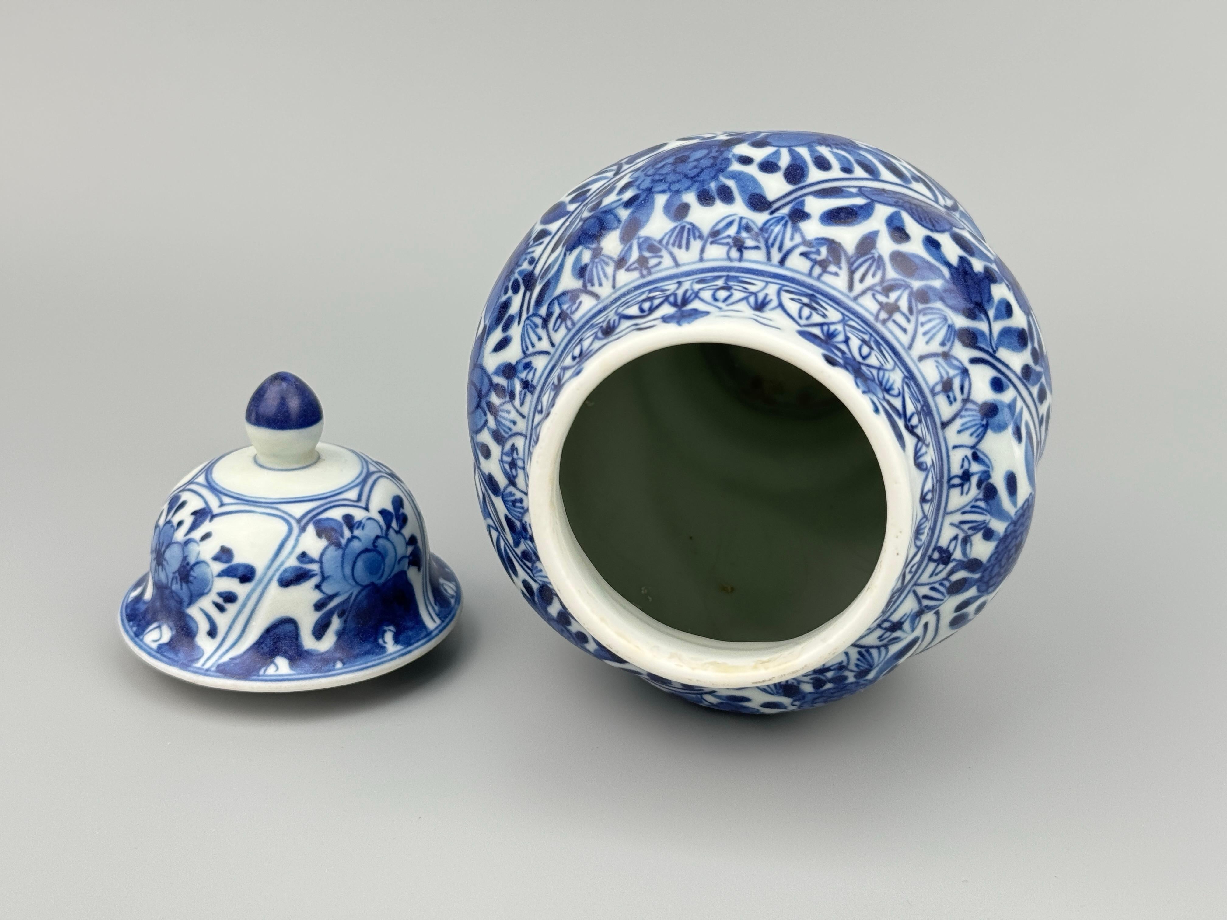 Blaue und weiße Spiralvase, Qing Dynasty, Kangxi Ära, CIRCA 1690 im Zustand „Gut“ im Angebot in seoul, KR