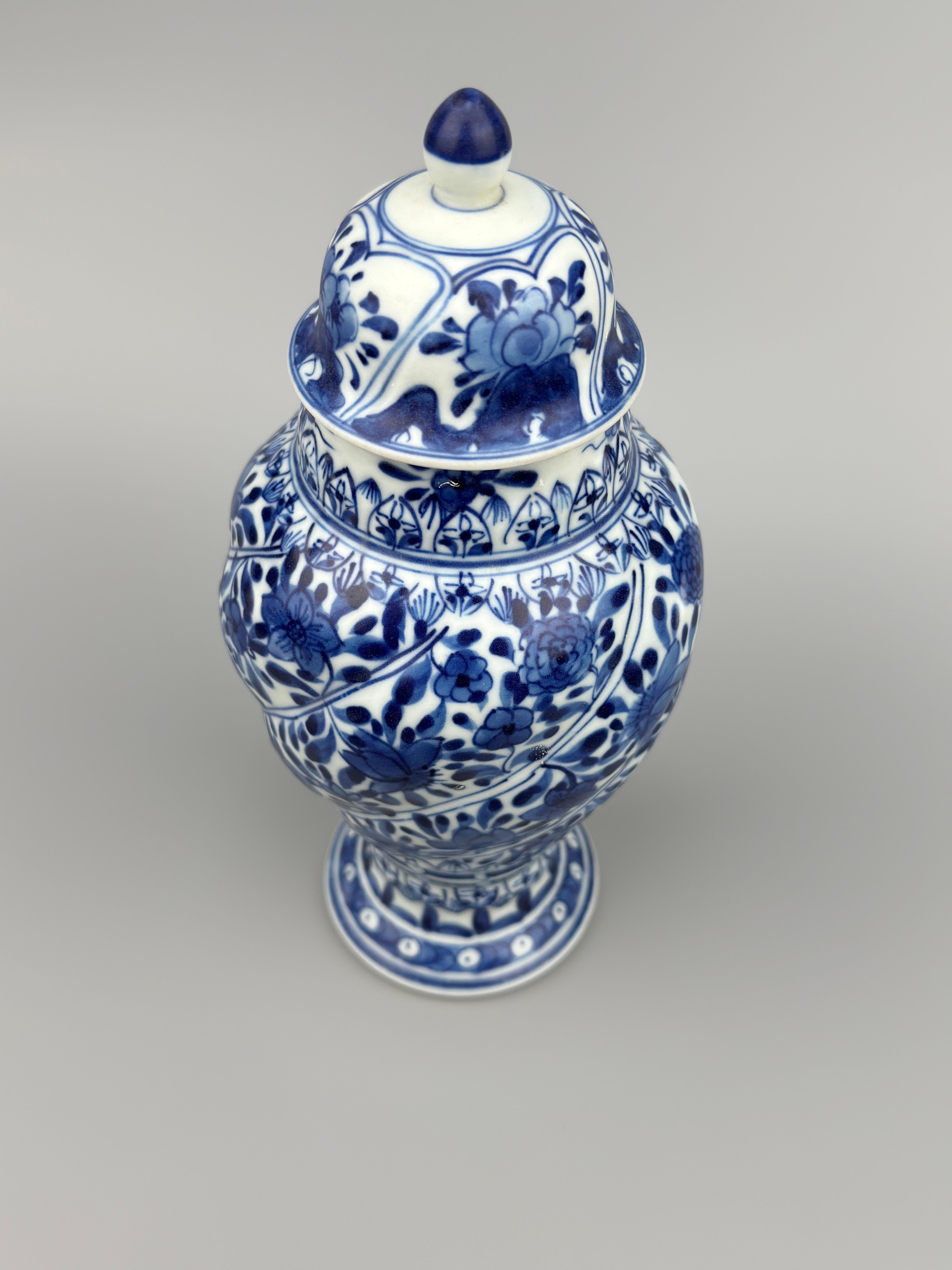 Blaue und weiße Spiralvase, Qing Dynasty, Kangxi Ära, CIRCA 1690 (Spätes 17. Jahrhundert) im Angebot
