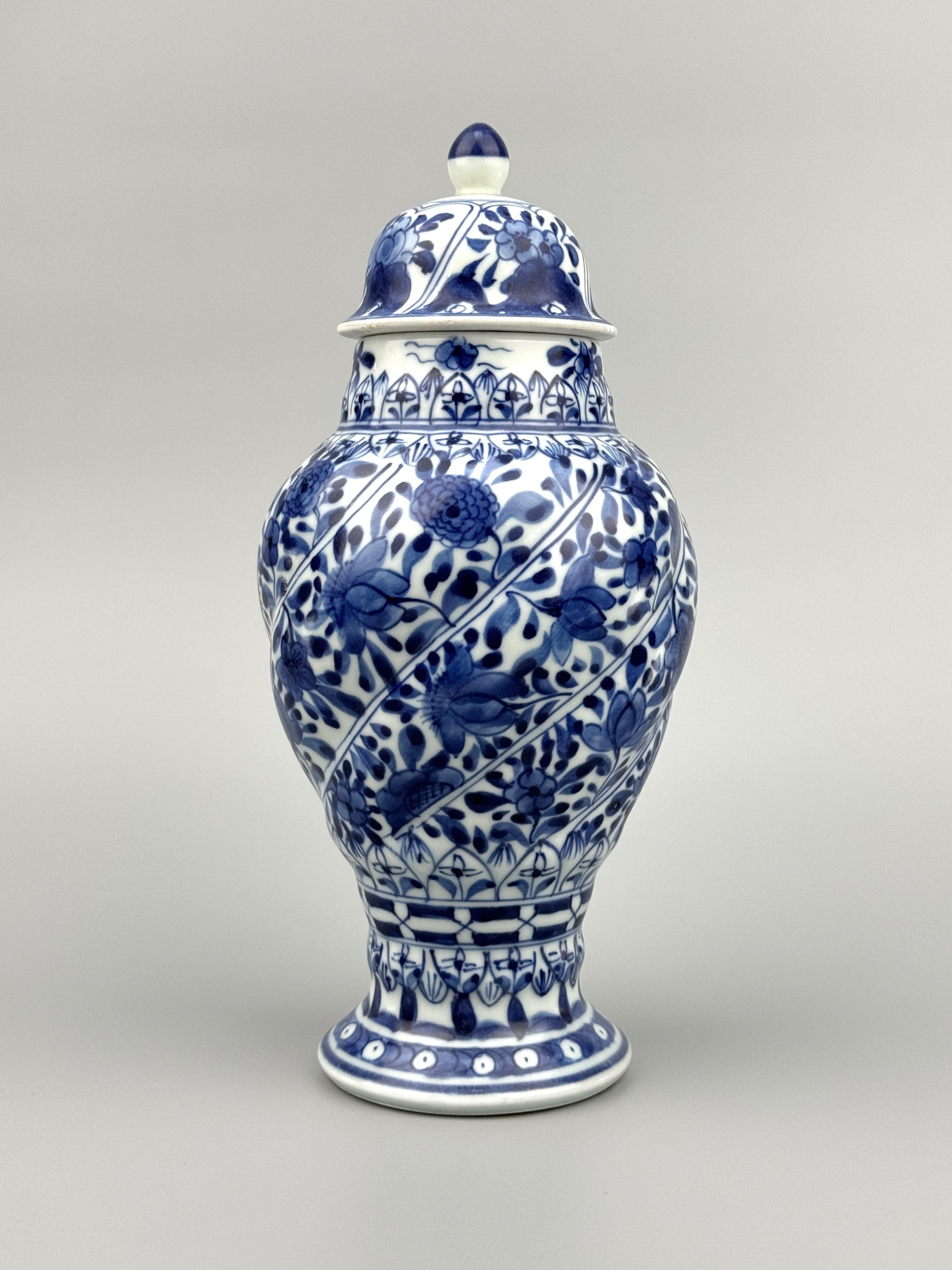 Blaue und weiße Spiralvase, Qing Dynasty, Kangxi Ära, CIRCA 1690 (Keramik) im Angebot
