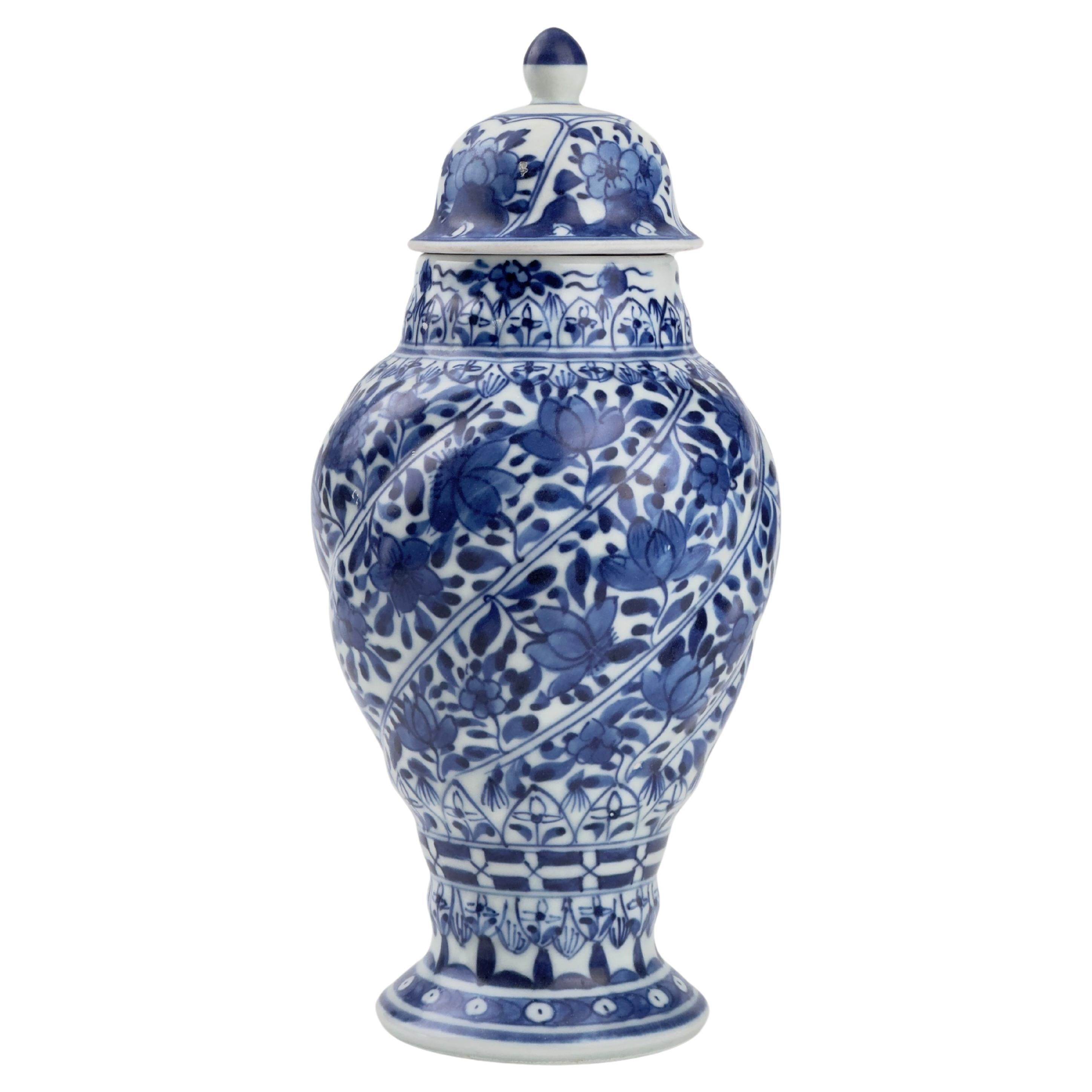 Blaue und weiße Spiralvase, Qing Dynasty, Kangxi Ära, CIRCA 1690 im Angebot