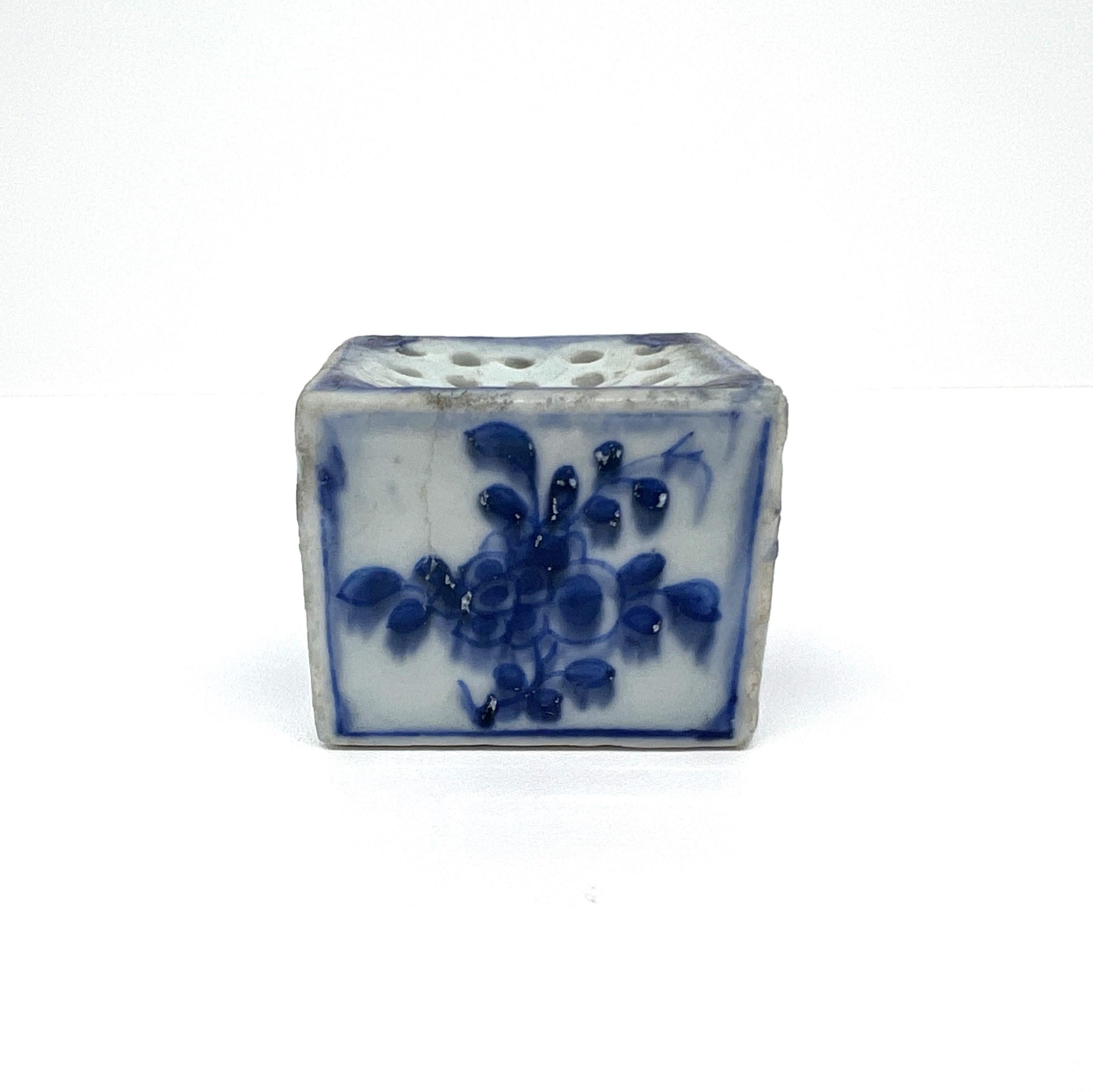 This cute square box could have been used as an incense burner, and flowers could have been inserted one by one.

Period : Qing Dynasty, Yongzheng Period
Production Date : C 1725
Made in : Jingdezhen
Destination : Netherland
Found/Acquired :
