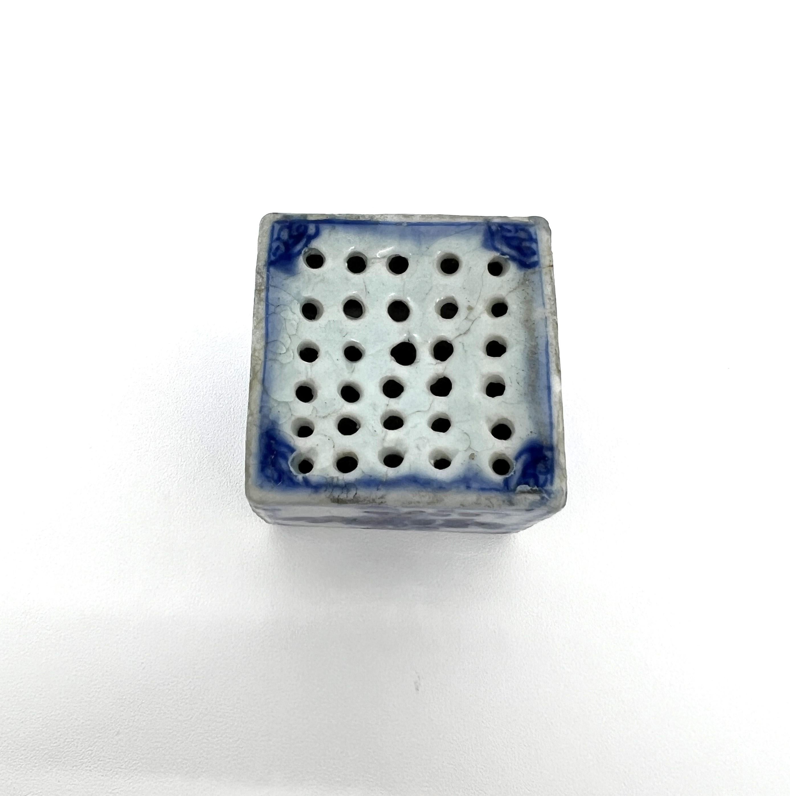 Chinese Blue and White Square Box, Circa 1725, Qing Dynasty Yongzheng Era For Sale