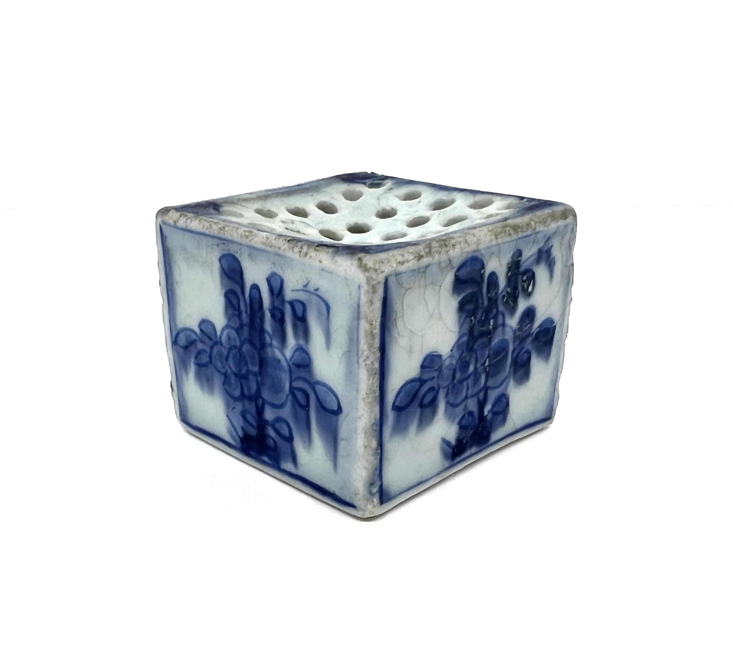 Glazed Blue and White Square Box, Circa 1725, Qing Dynasty Yongzheng Era For Sale