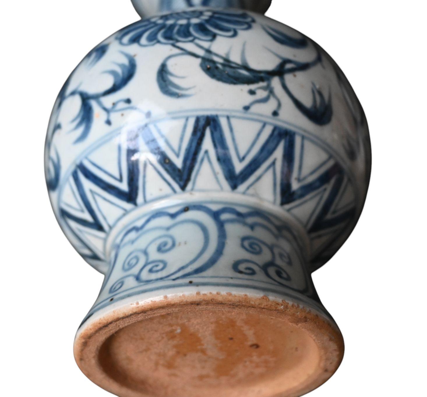 Vase bouteille en grès bleu et blanc, Vietnam, Chu đậu, vers 1550-1620 en vente 2