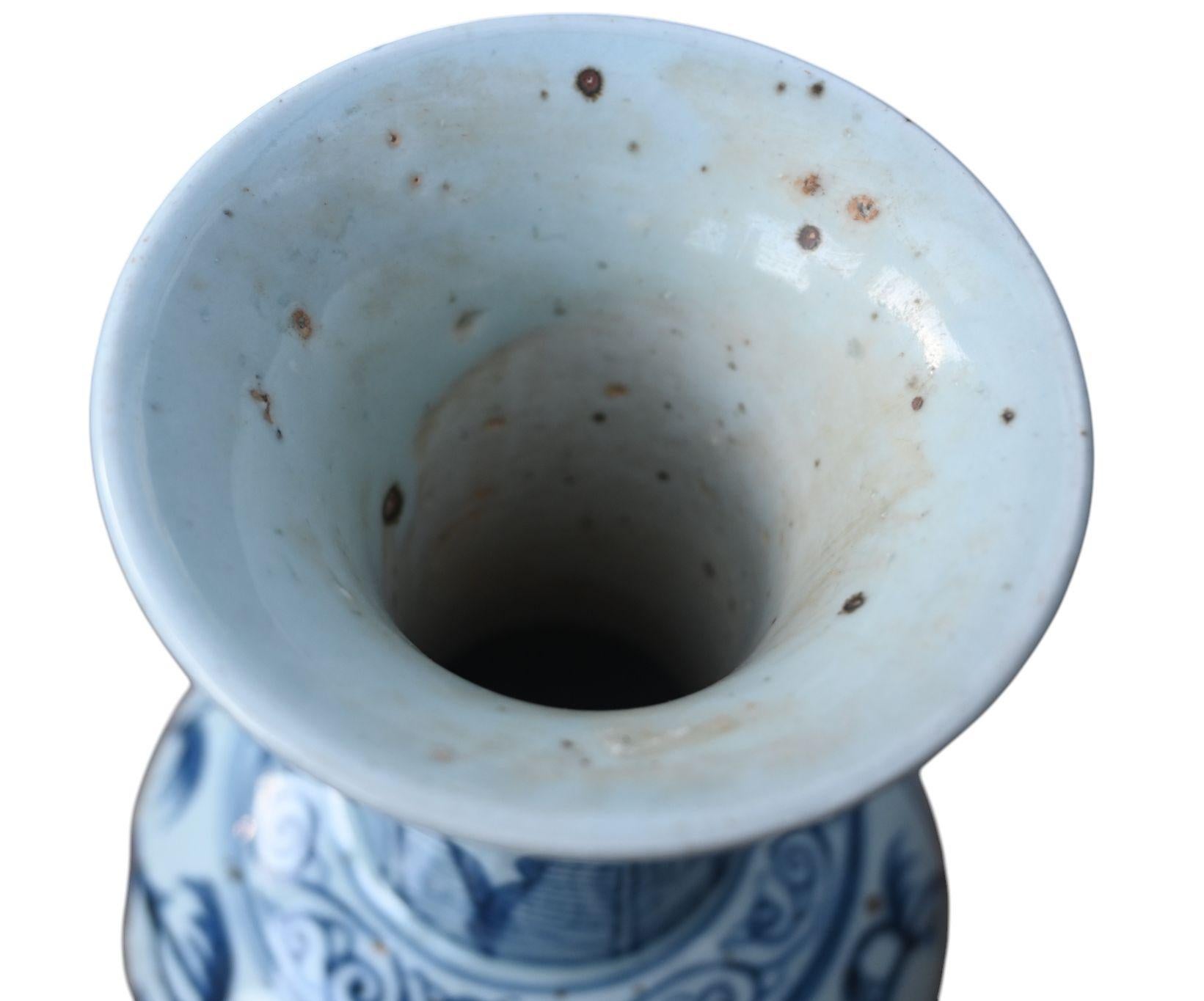 Vase bouteille en grès bleu et blanc, Vietnam, Chu đậu, vers 1550-1620 en vente 3