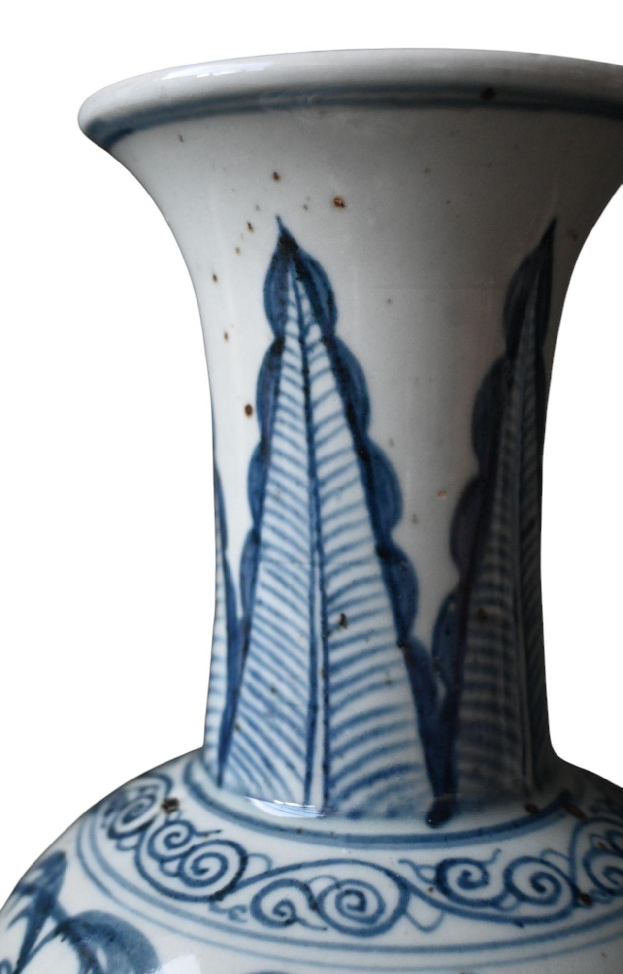 Ming Vase bouteille en grès bleu et blanc, Vietnam, Chu đậu, vers 1550-1620 en vente