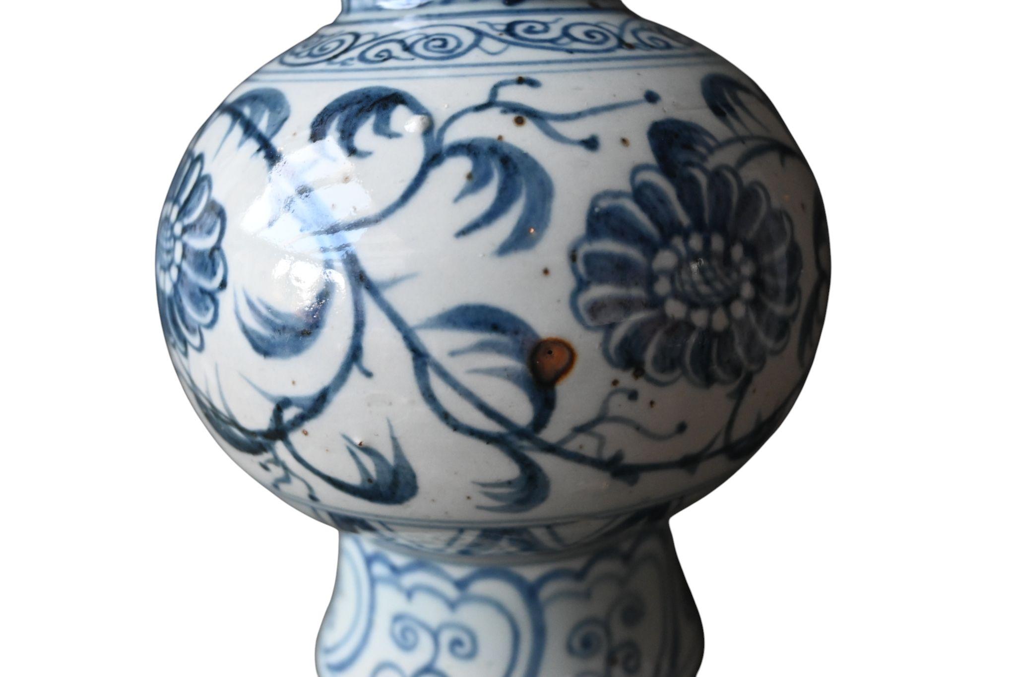 Vietnamien Vase bouteille en grès bleu et blanc, Vietnam, Chu đậu, vers 1550-1620 en vente