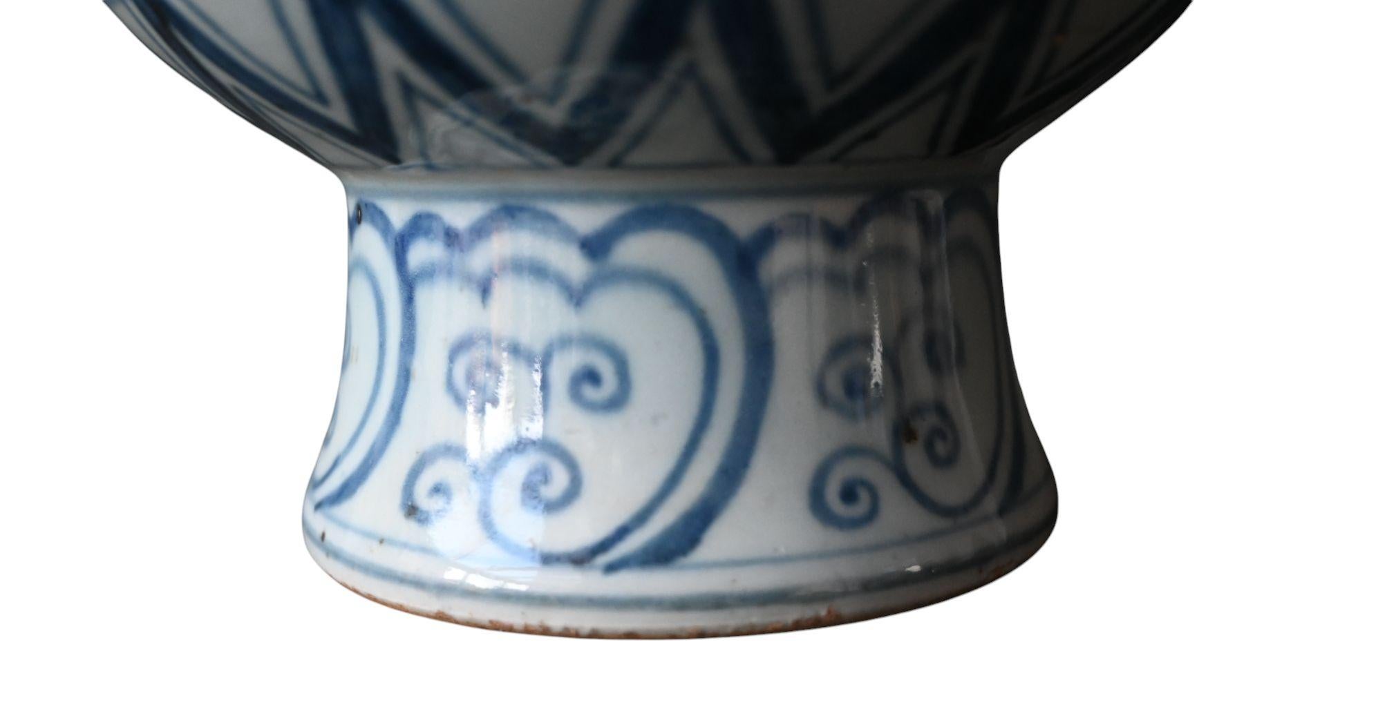 Peint à la main Vase bouteille en grès bleu et blanc, Vietnam, Chu đậu, vers 1550-1620 en vente