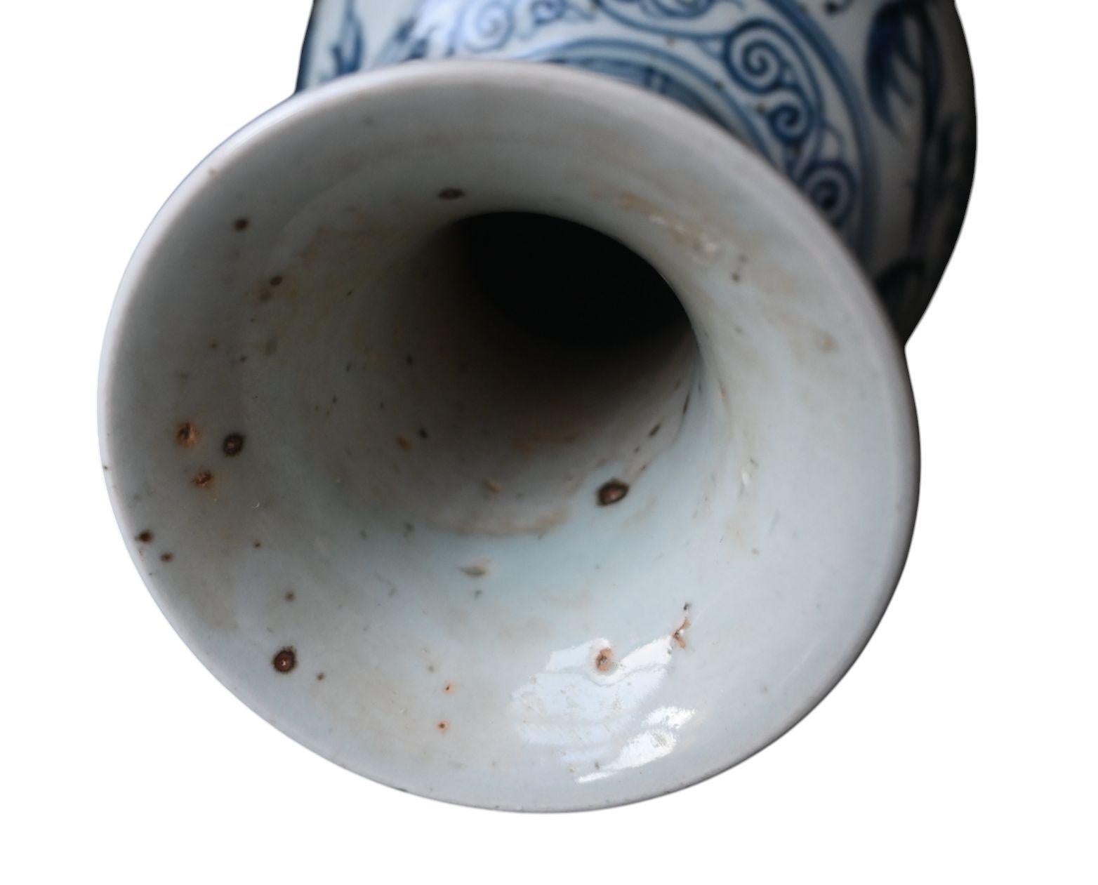 Vase bouteille en grès bleu et blanc, Vietnam, Chu đậu, vers 1550-1620 Bon état - En vente à Bilzen, BE