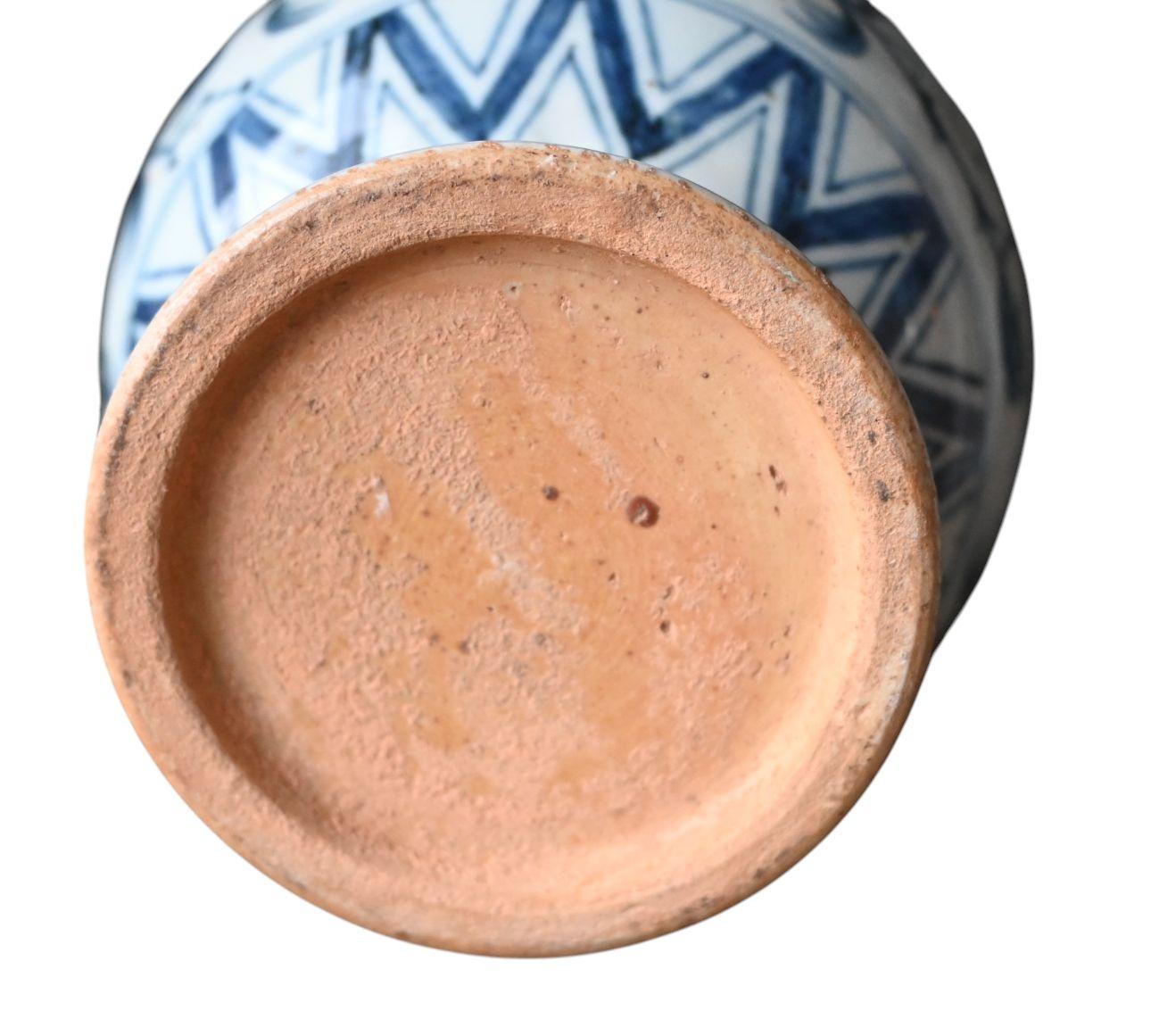 XVIIIe siècle et antérieur Vase bouteille en grès bleu et blanc, Vietnam, Chu đậu, vers 1550-1620 en vente