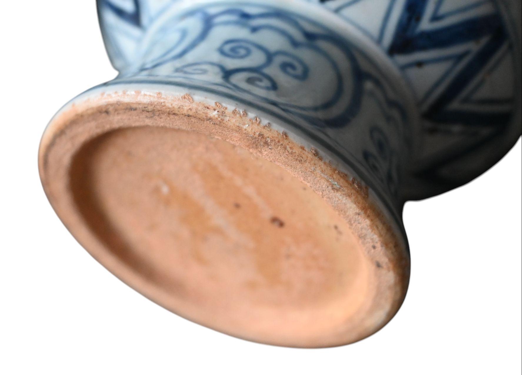 Grès Vase bouteille en grès bleu et blanc, Vietnam, Chu đậu, vers 1550-1620 en vente