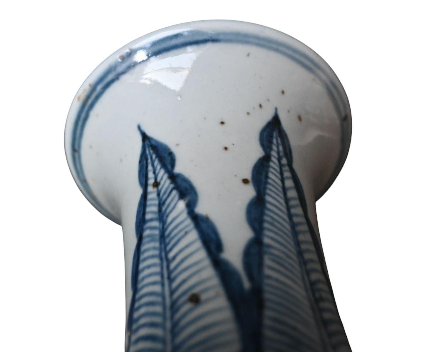 Vase bouteille en grès bleu et blanc, Vietnam, Chu đậu, vers 1550-1620 en vente 1