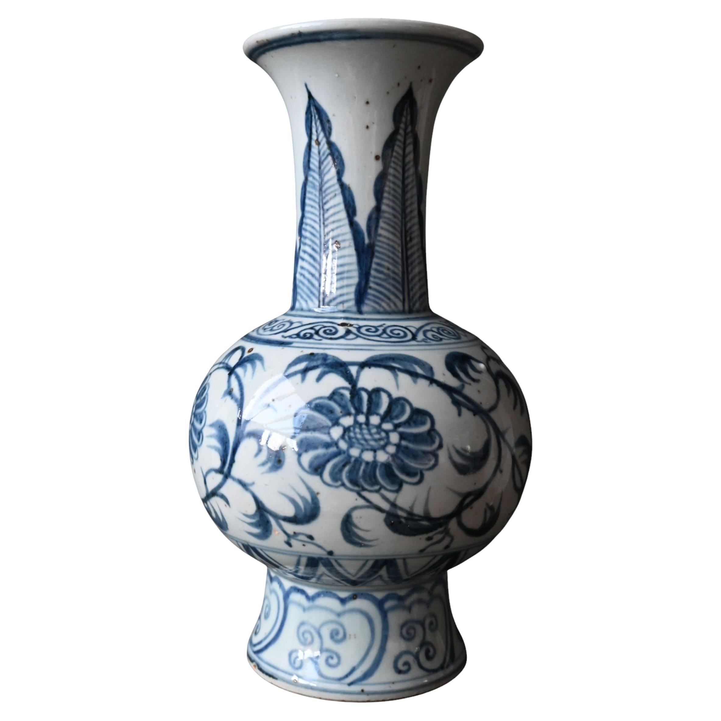 Vaso a bottiglia in gres blu e bianco, Vietnam, Chu đậu, Circa 1550-1620