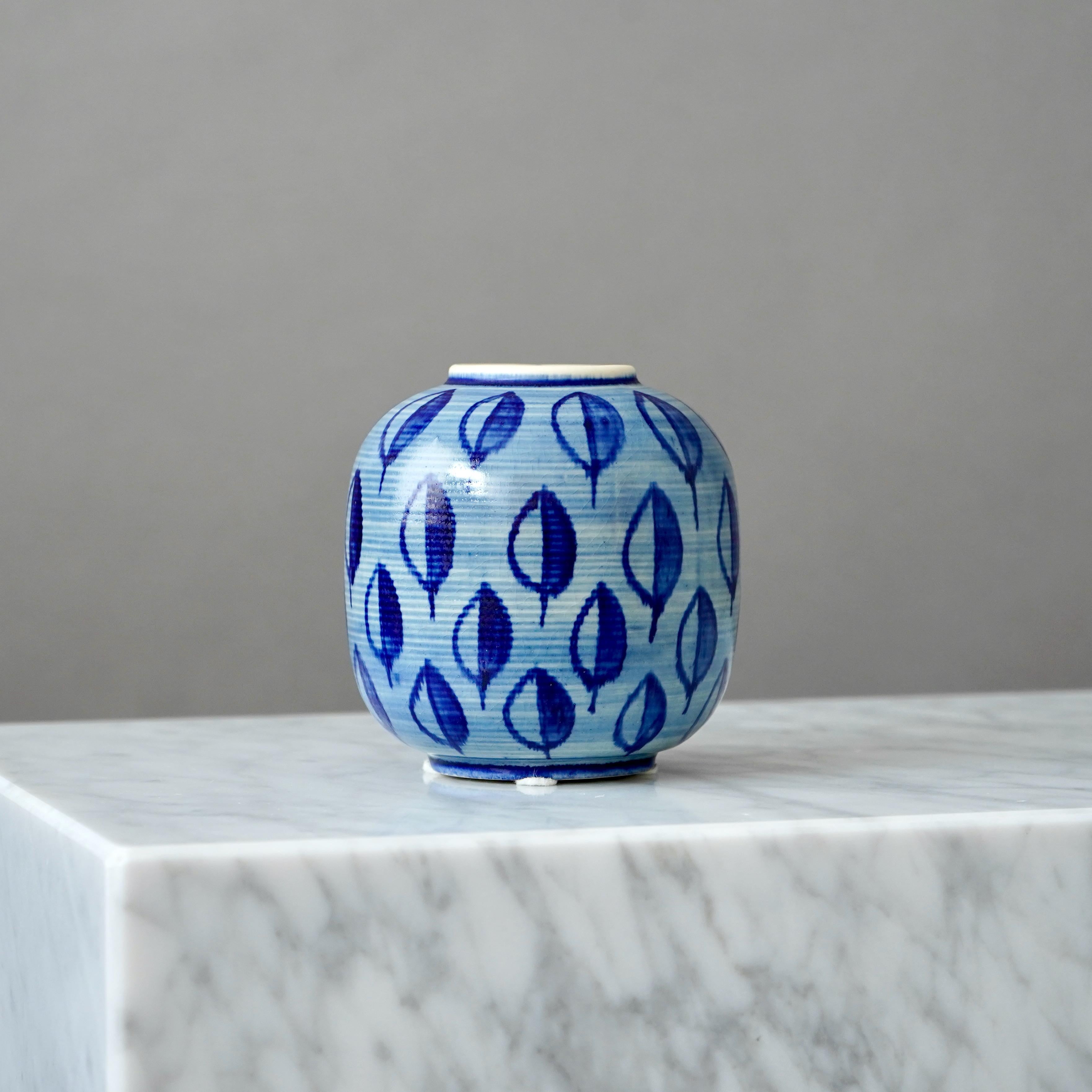 Un bellissimo vaso in gres con un'incredibile decorazione dipinta a mano.
Realizzato da Hertha Bengtson per Rörstrand, Svezia, anni Cinquanta.

Condizioni eccellenti.
Firmato 'Bengtson' e 'R' för Rörstrand.

Hertha Bengtson (1917-1993) è una delle