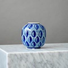 Vaso in gres blu e bianco di Hertha Bengtson. Rorstrand, Svezia, anni '50.