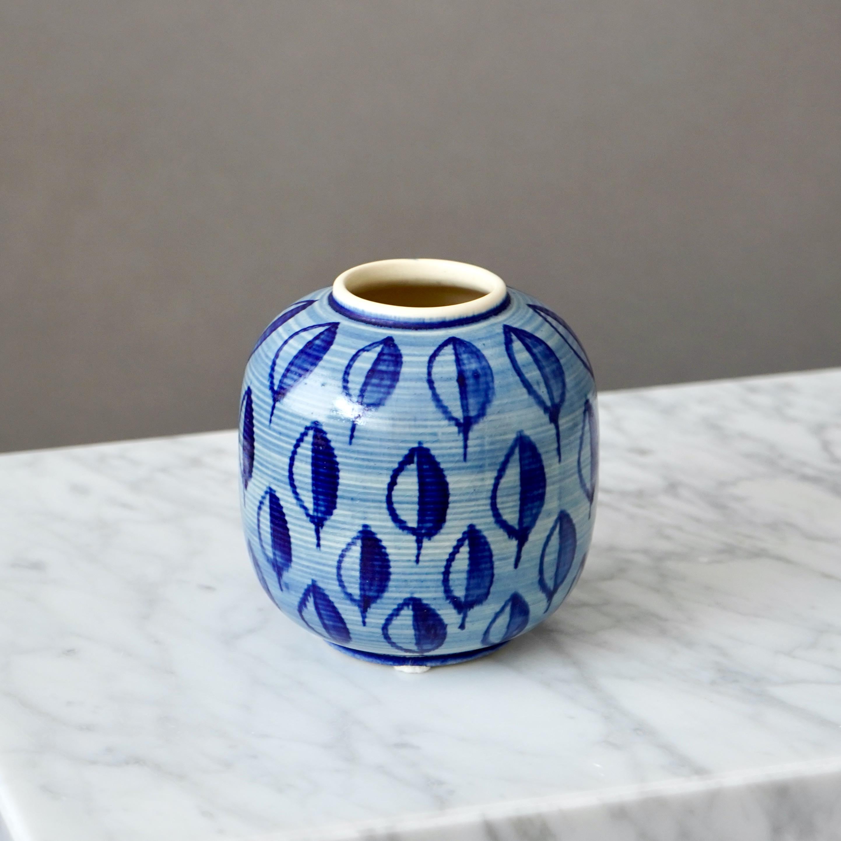 Scandinavo moderno Vaso in gres blu e bianco di Hertha Bengtson. Rorstrand, Svezia, anni '50. in vendita