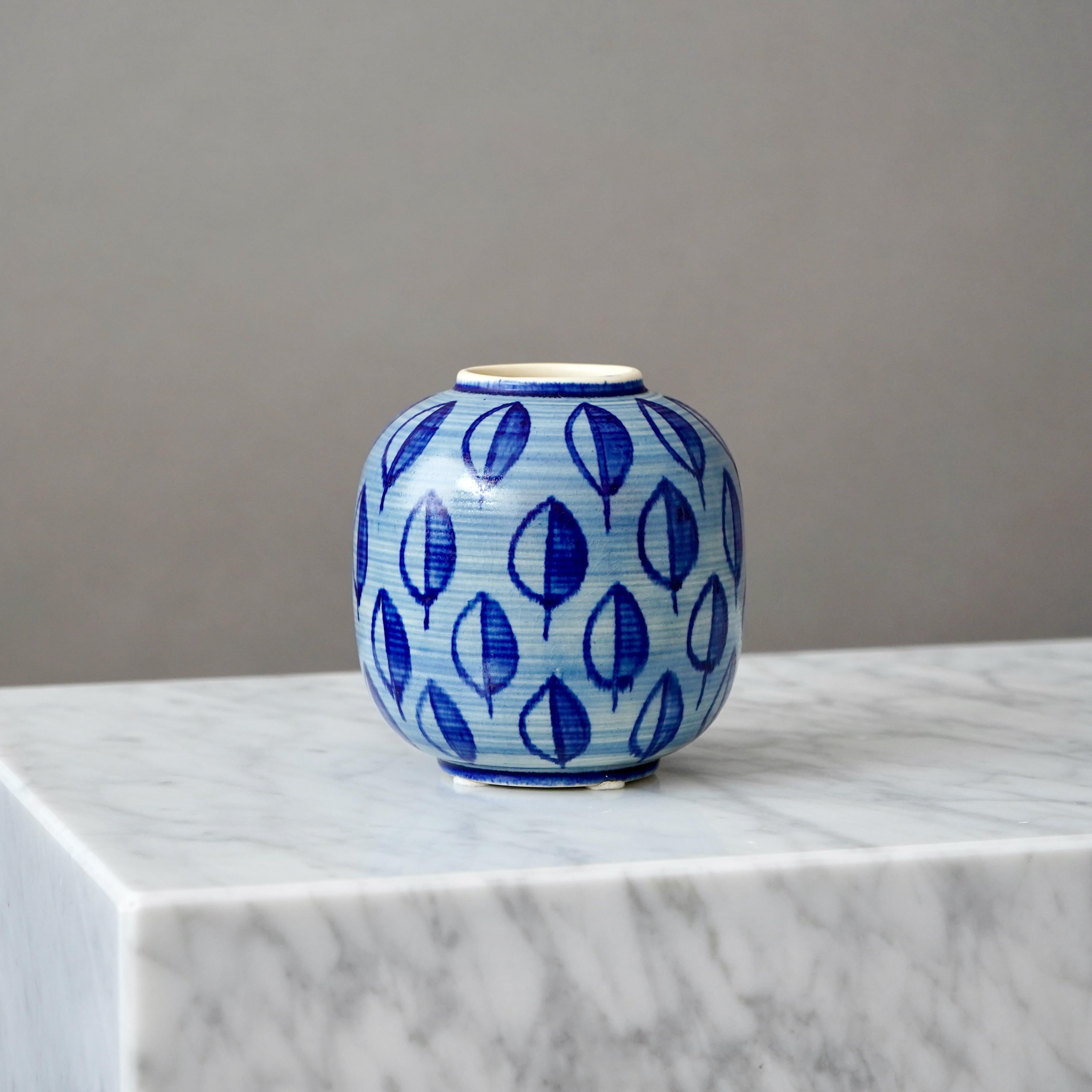 Tornito Vaso in gres blu e bianco di Hertha Bengtson. Rorstrand, Svezia, anni '50. in vendita