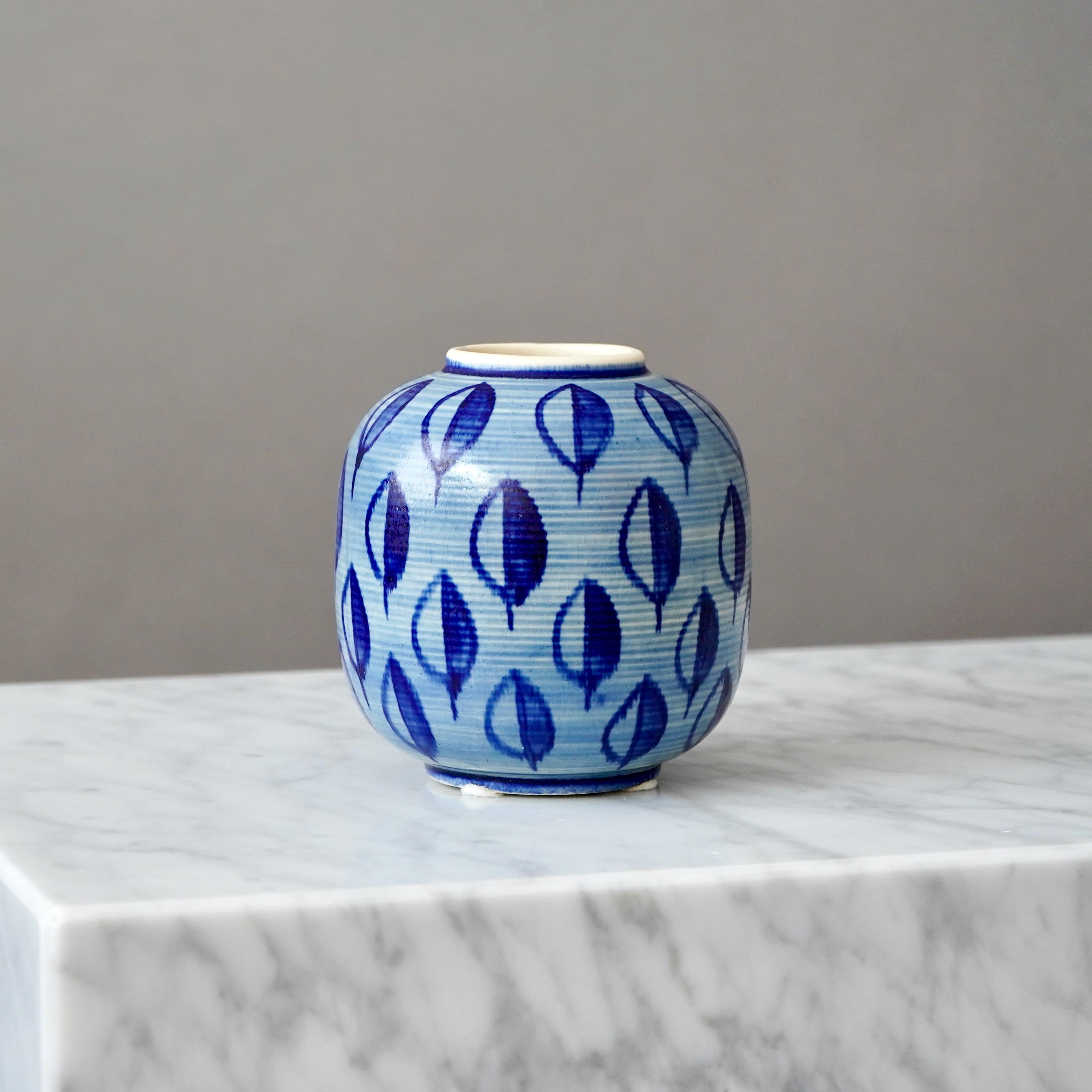 Vaso in gres blu e bianco di Hertha Bengtson. Rorstrand, Svezia, anni '50. In condizioni buone in vendita a Malmö, SE
