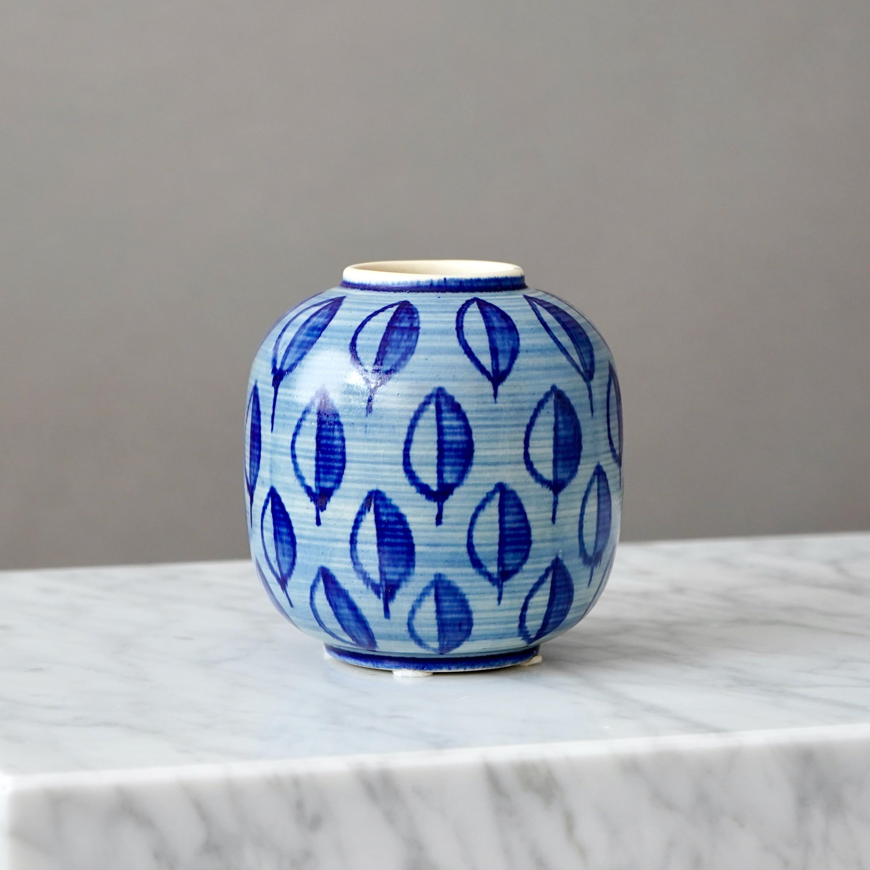 XX secolo Vaso in gres blu e bianco di Hertha Bengtson. Rorstrand, Svezia, anni '50. in vendita