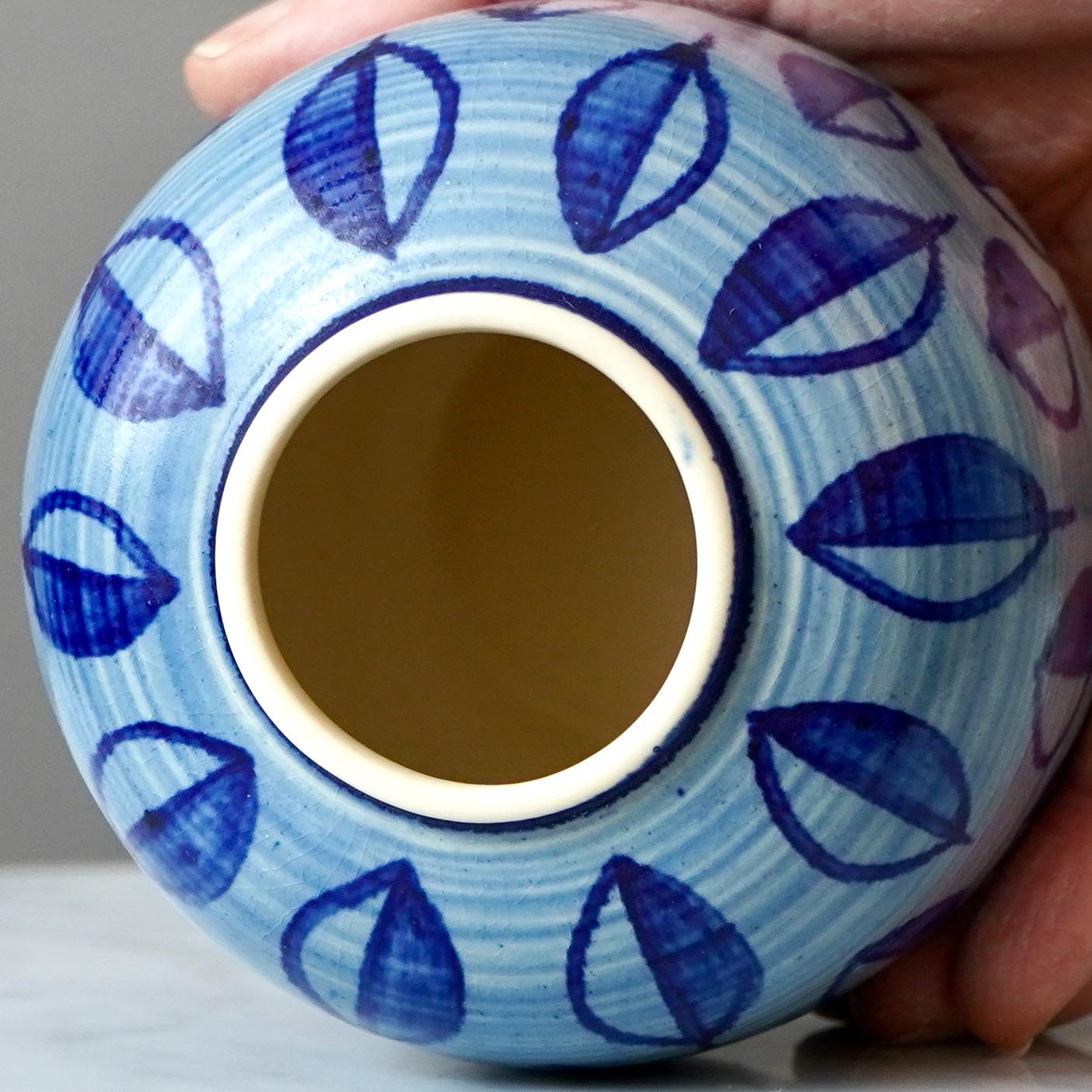 Ceramica Vaso in gres blu e bianco di Hertha Bengtson. Rorstrand, Svezia, anni '50. in vendita