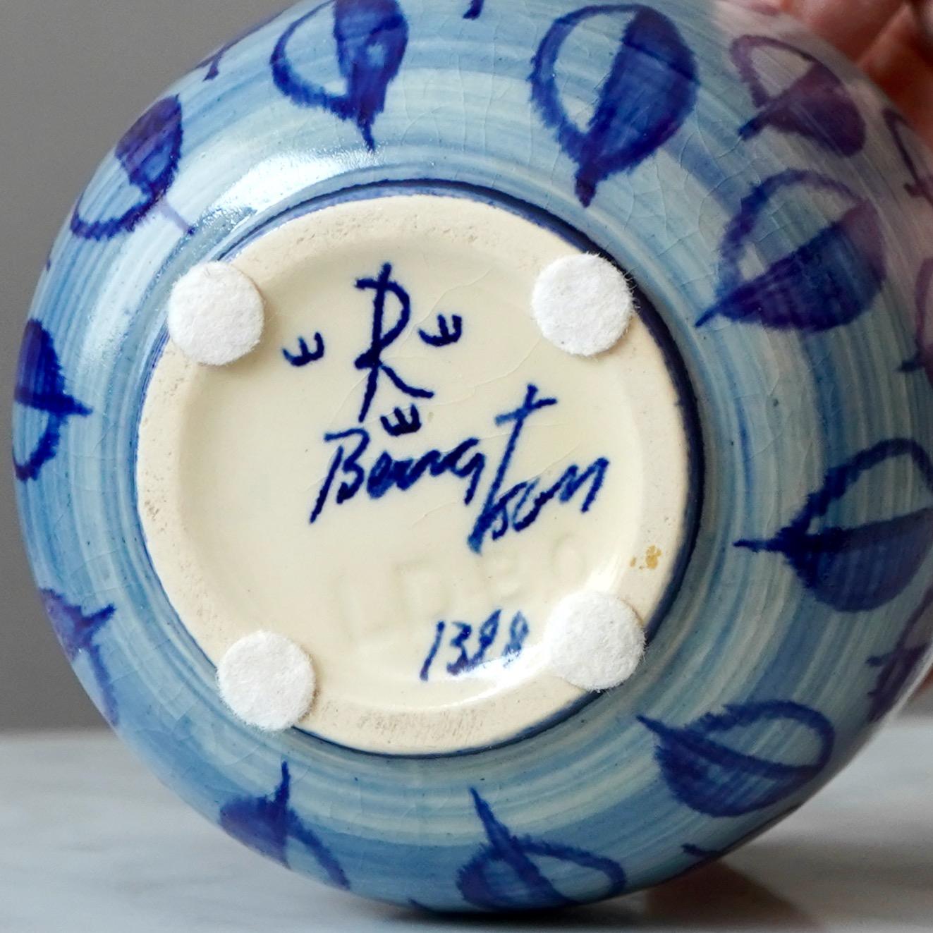 Vaso in gres blu e bianco di Hertha Bengtson. Rorstrand, Svezia, anni '50. in vendita 1
