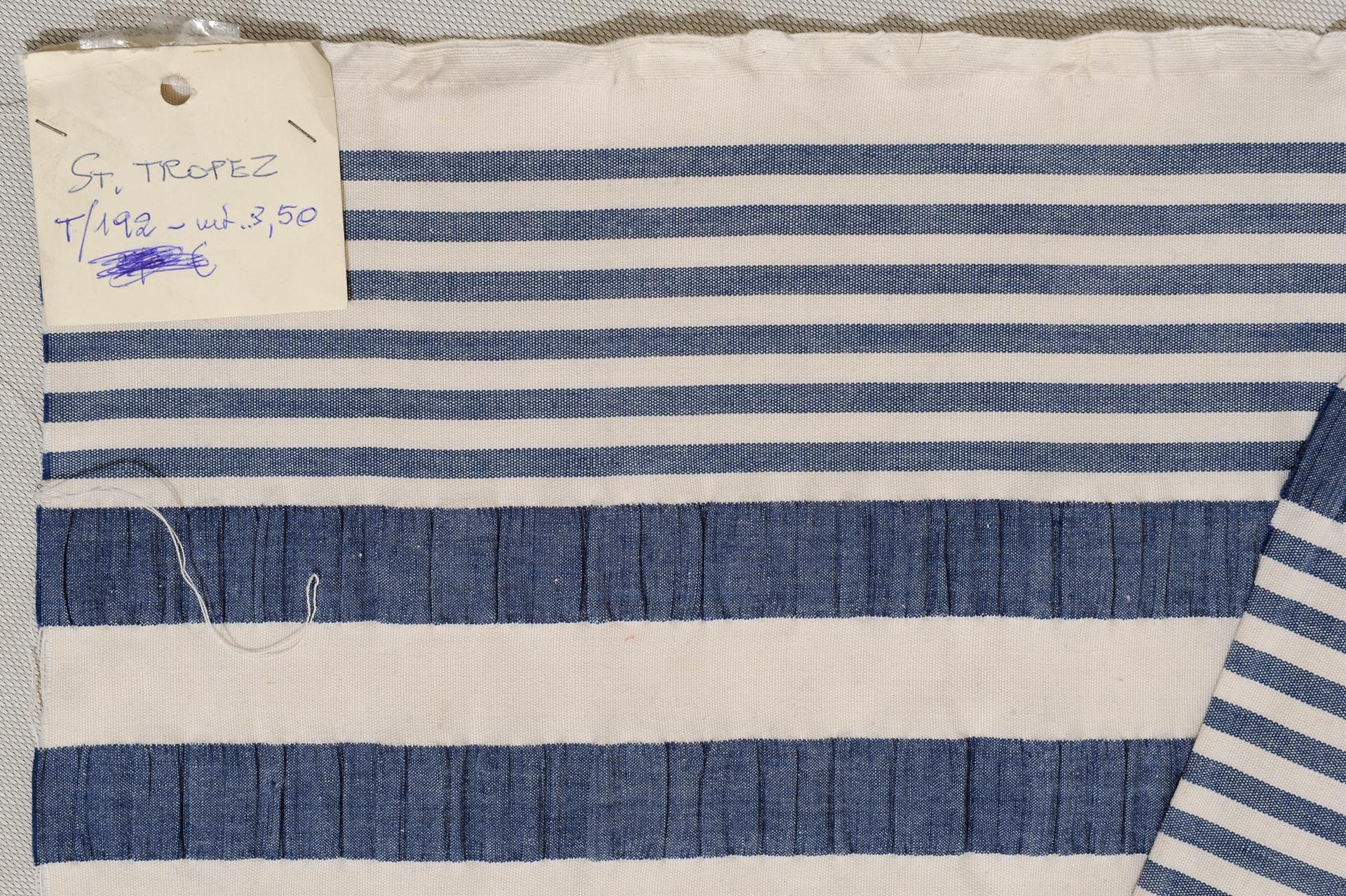 Blue and white striped cotton Navy: if You wish to bring a seaside holiday air into Your home.
That's a Mulberry - St.Tropez: the name of this tissue !
I ACCEPT OFFERS